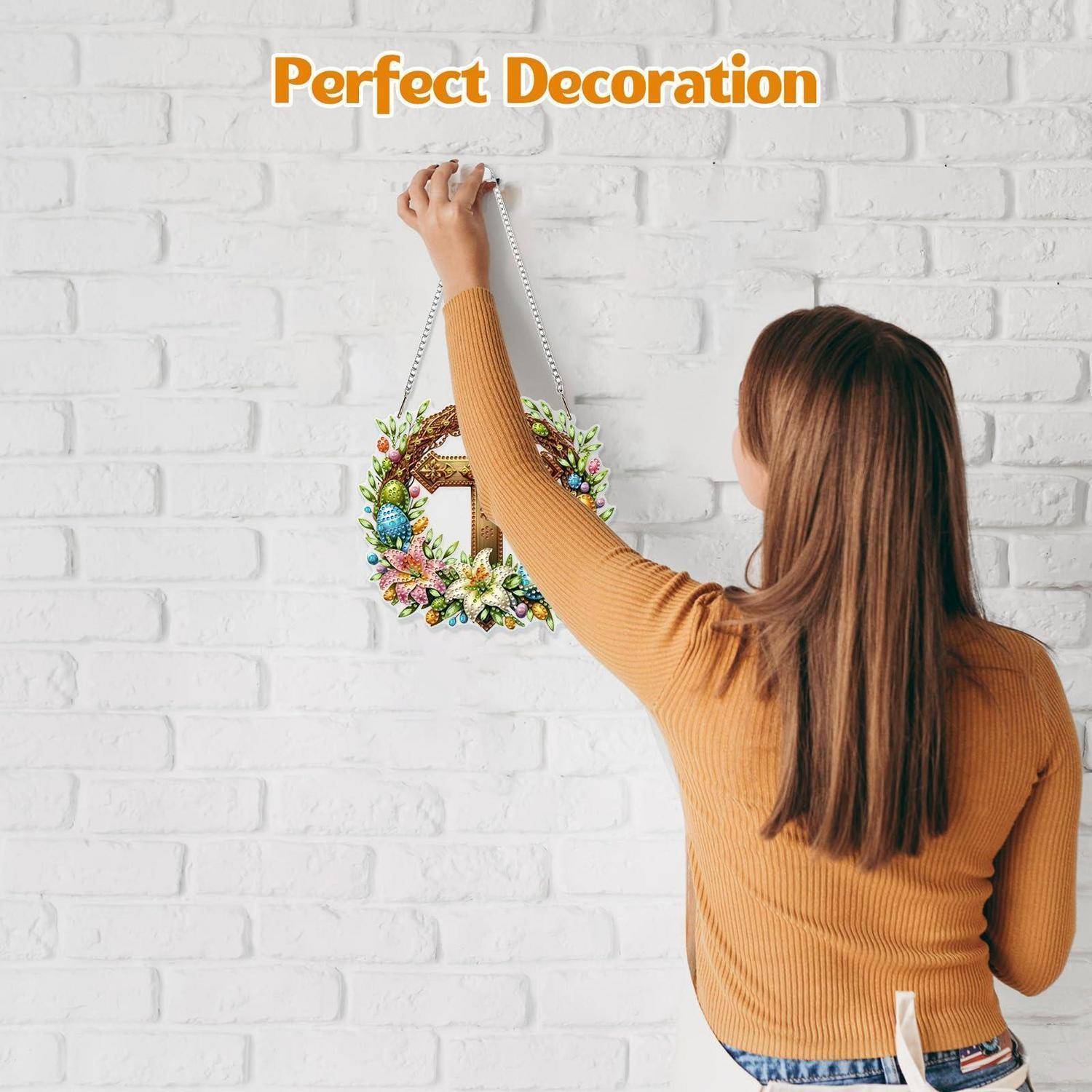 Frau, die einen dekorativen Blumenkranz an einer weißen Backsteinmauer unter dem Text „Perfect Decoration