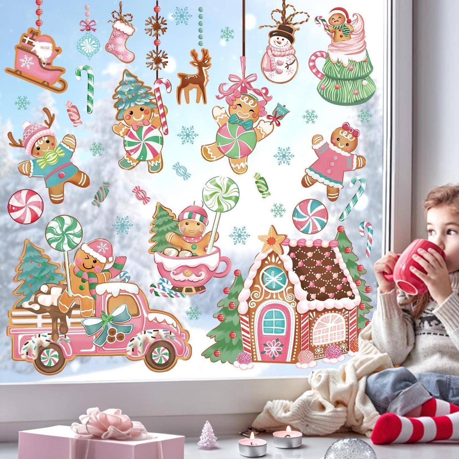 Kind sitzt an einem Fenster, das mit bunten lebkuchenartigen Weihnachtsstickern verziert ist, darunter Zuckerstangen, Schneemänner, Strümpfe und ein Weihnachtsauto sowie ein Weihnachtshaus.