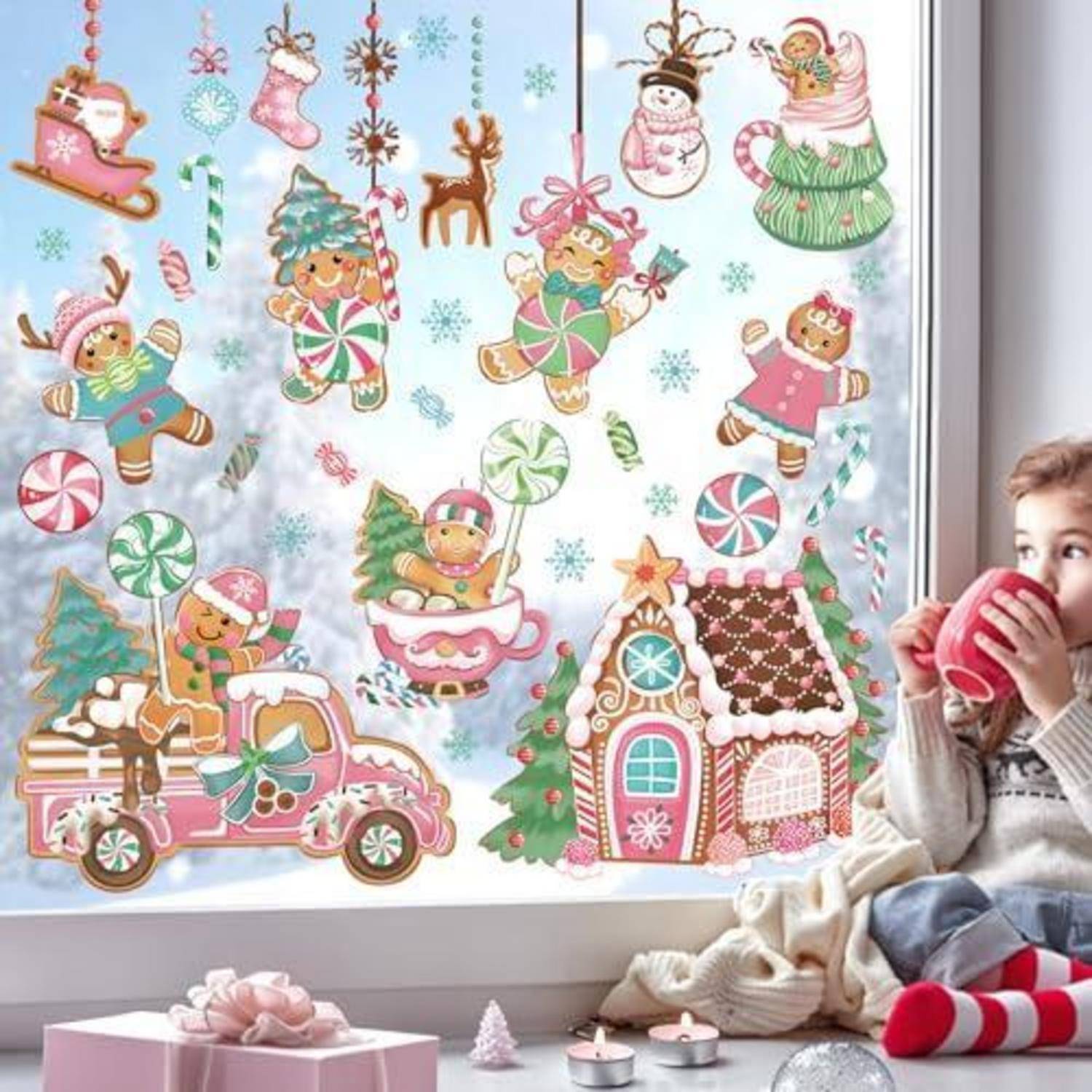 Ein Kind sitzt neben einem Fenster mit einer Tasse neben einer weihnachtlich gestalteten Aufkleberszene mit Lebkuchenmännchen, Zuckerstangen, Christbaumkugeln, einem Lastwagen und einem geschmückten Haus.