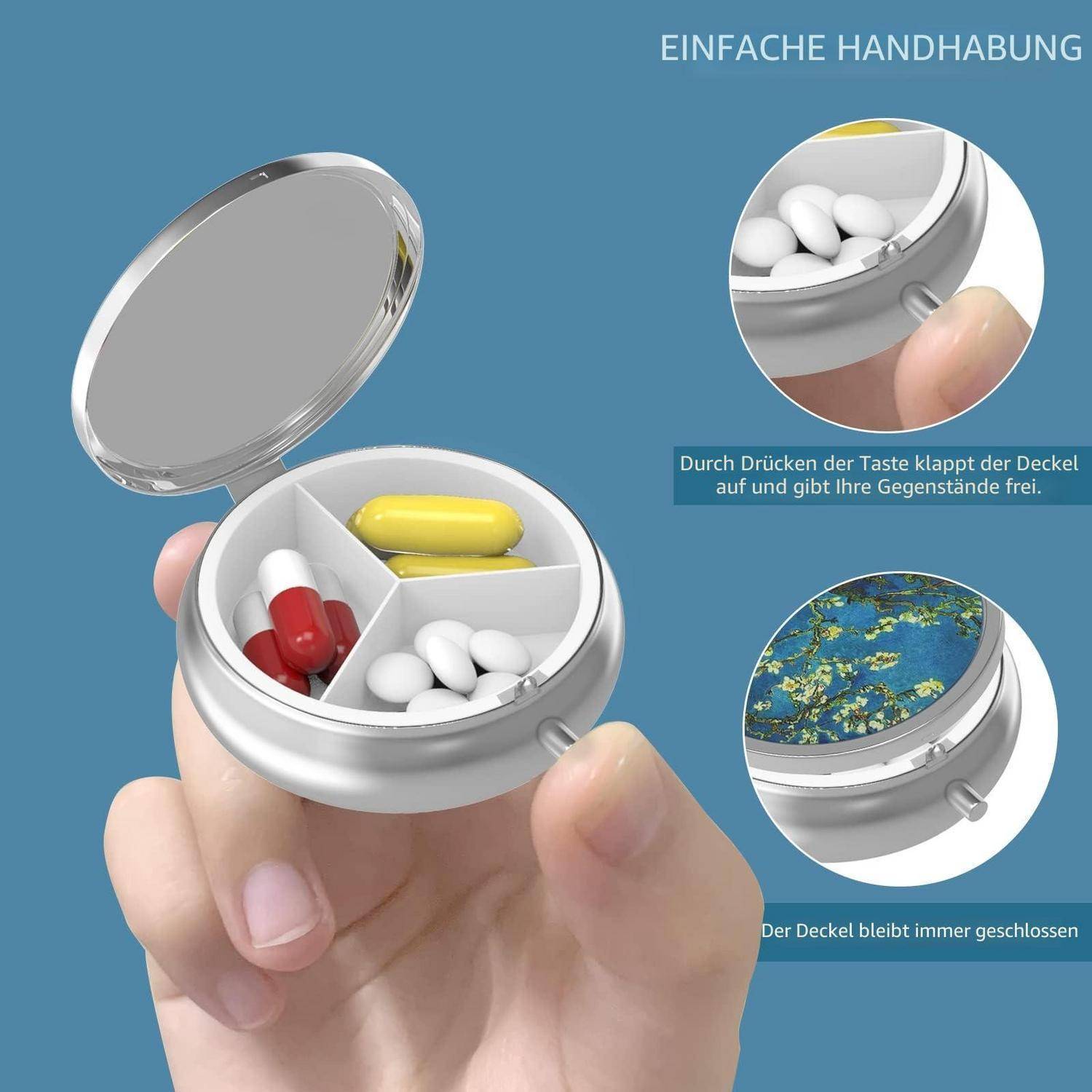 Hand, die ein kleines rundes Pillendöschen mit drei Fächern und einem Scharnierdeckel hält; eingefügte Bilder zeigen, dass sich der Deckel durch Drücken eines Knopfes öffnet und sicher verschlossen bleibt.