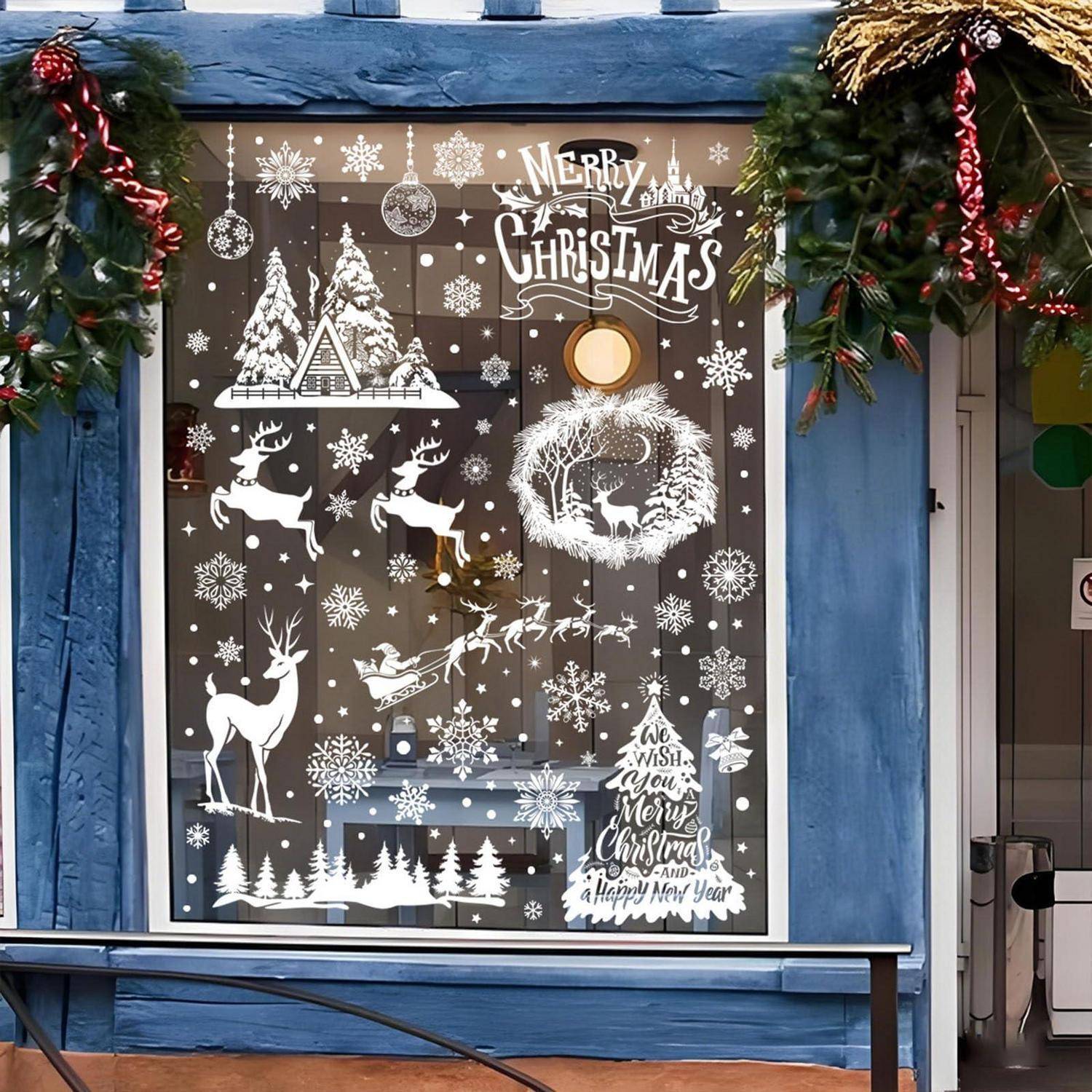 Weihnachtliche Schaufenstergestaltung mit weißer Aufschrift „Frohe Weihnachten