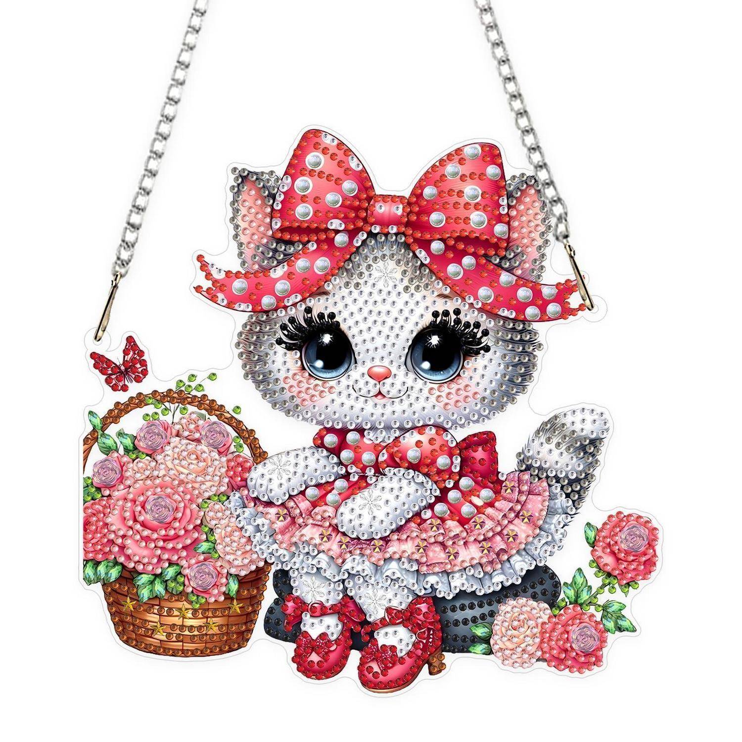 Glitzernde katzenförmige Handtasche mit rosa Schleife, die einen Blumenkorb hält und auf einer Kettenkordel zwischen Blumendekorationen sitzt.