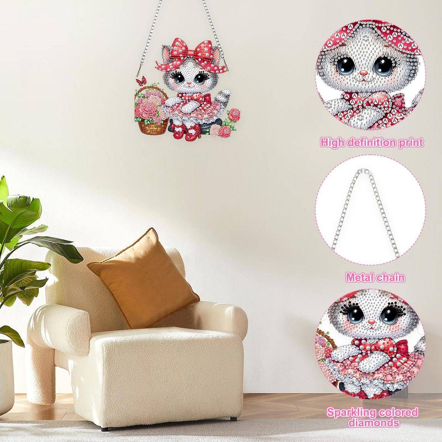 Eine kristalline Katzen-Wanddeko mit Korb und Schleife, dargestellt in einem gemütlichen Zimmer; eingefügte Beschriftungen heben den hochauflösenden Druck, die Metallkette und die glitzernden farbigen Diamanten hervor.