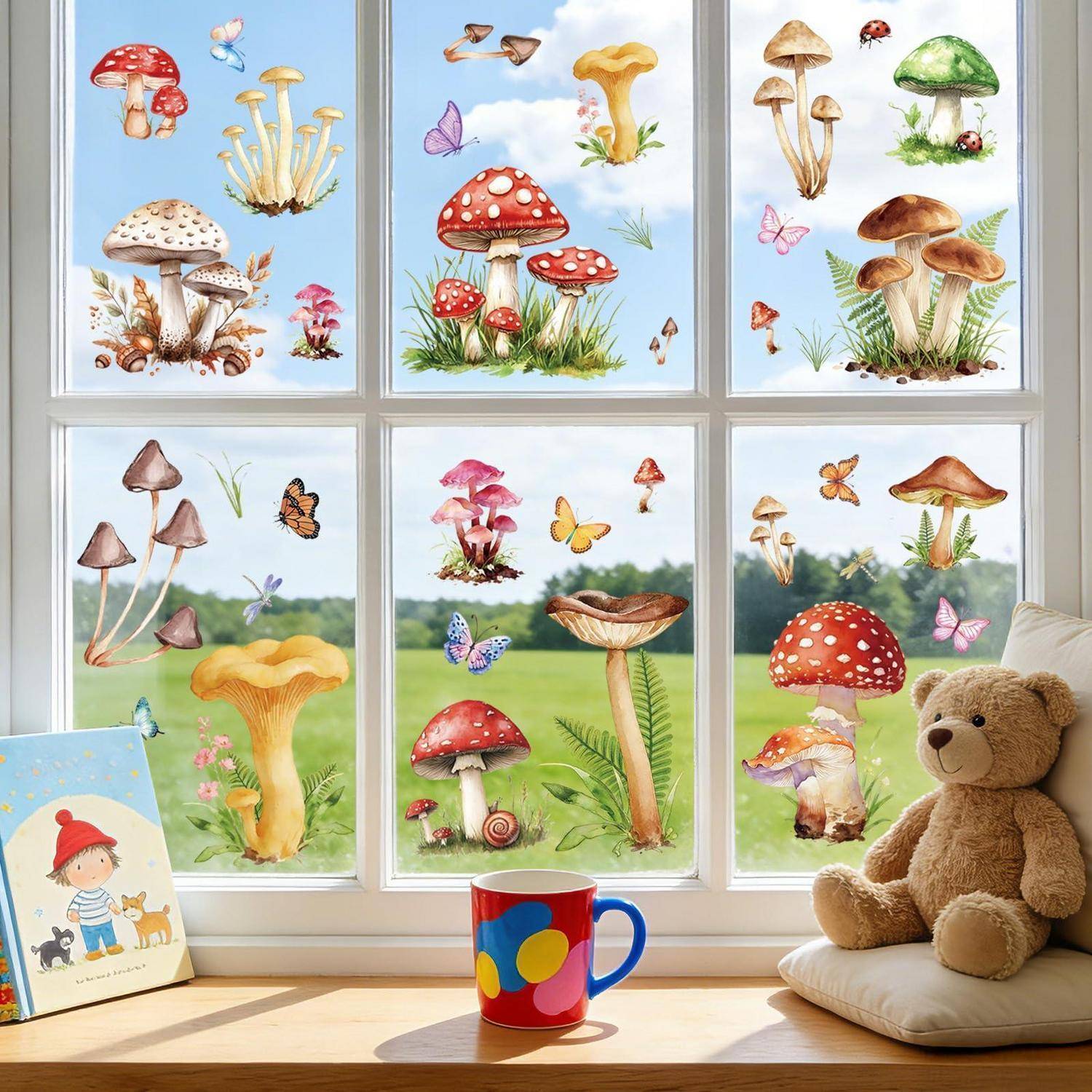 Kinderzimmerfenster mit bunten Pilz- und Schmetterlingsaufklebern; Teddybär auf Kissen, Becher auf der Fensterbank und ein Kinderbuch.