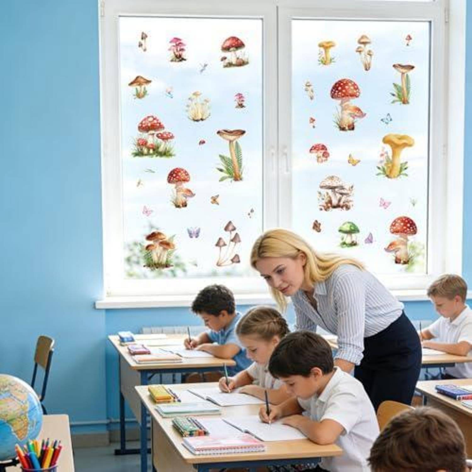 Lehrkraft unterstützt Kinder beim Schreiben an Schreibtischen in einem hellen Klassenzimmer mit pilzverzierten Fenstern.