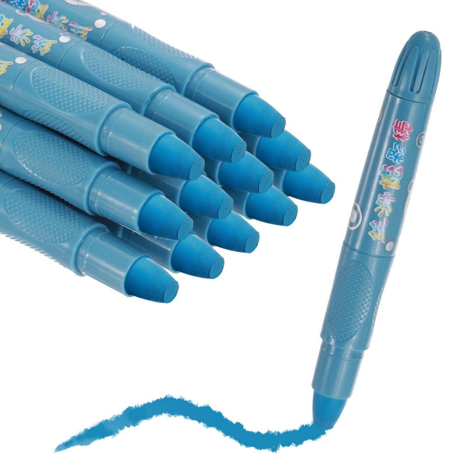 Blaue Korrektierstifte mit Keilspitzen, ein Stift zeichnet eine blaue Linie und mehrere Stifte sind fächerförmig auf weißem Hintergrund angeordnet.