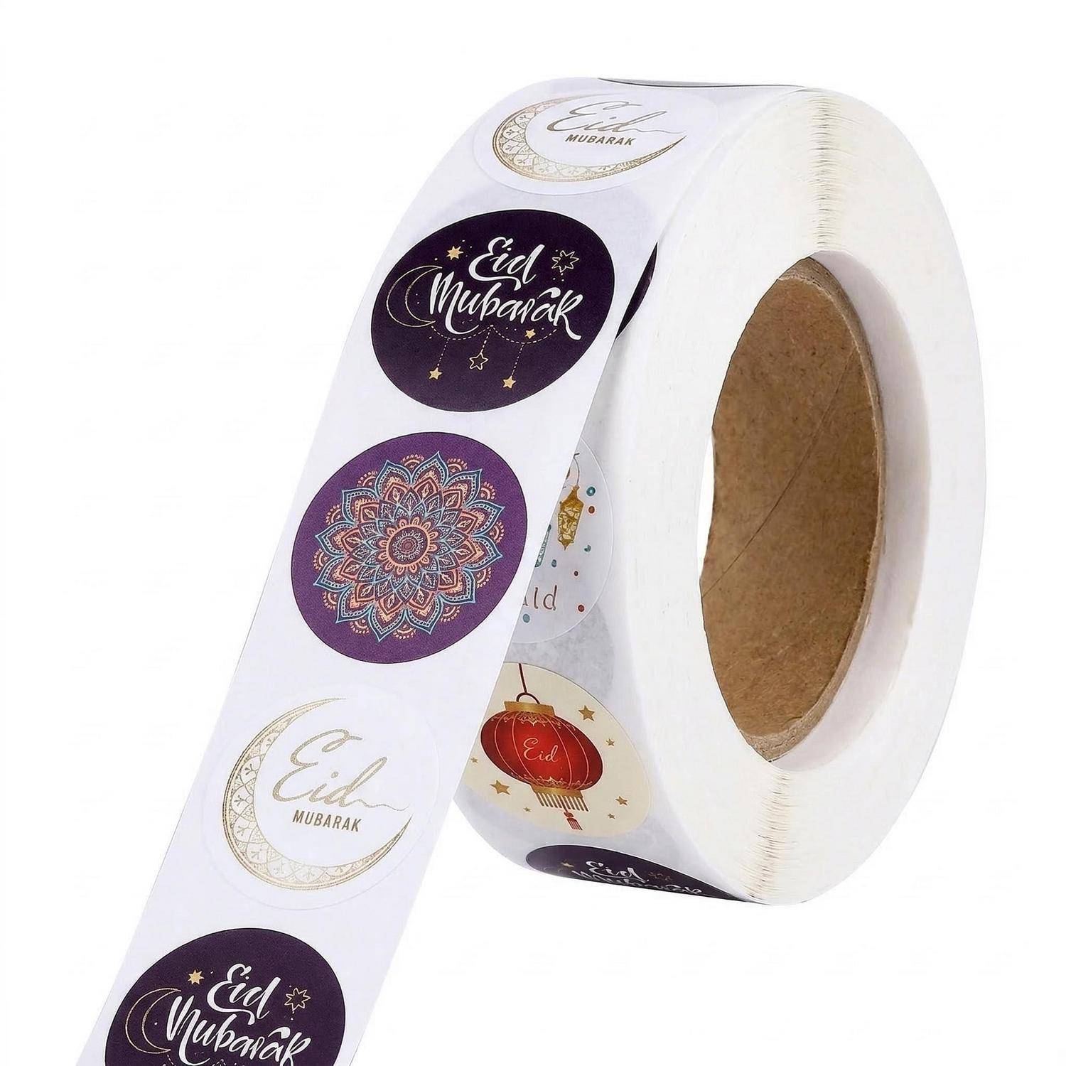Rolle mit weißen Eid Mubarak Dekostickern mit violetten, goldenen und mehrfarbigen Designs, teilweise aufgerollt dargestellt.