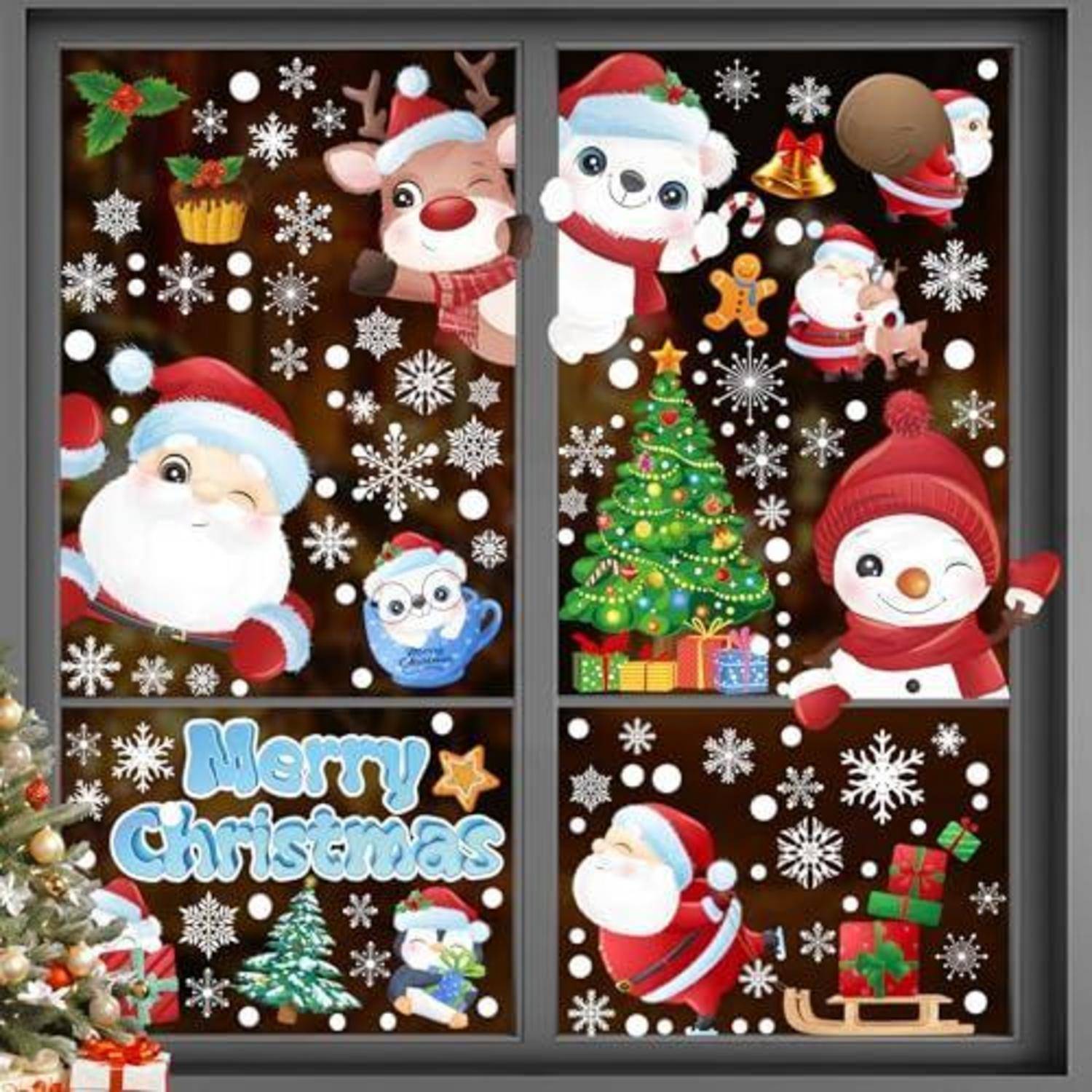 Weihnachtsfensterdekoration mit dem Weihnachtsmann, Rentieren, Schneemann, Weihnachtsbaum, Geschenken und dem Text „Frohe Weihnachten" inmitten von Schneeflocken.