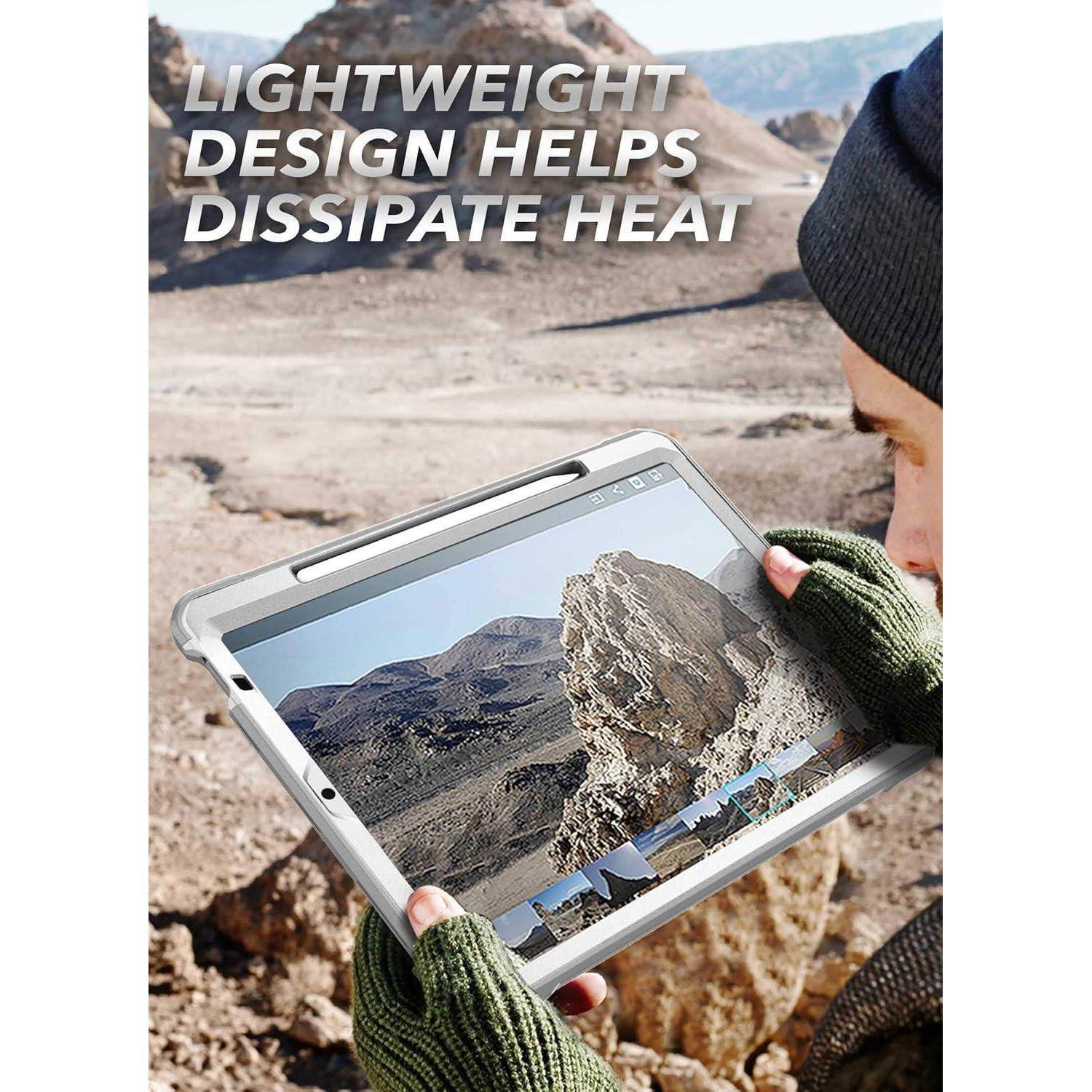 Person im Freien, der ein robustes Tablet hält, auf dem eine Berglandschaft angezeigt wird, mit Text "LEICHTES DESIGN HILFT BEI DER WÄRMEABLEITUNG"".