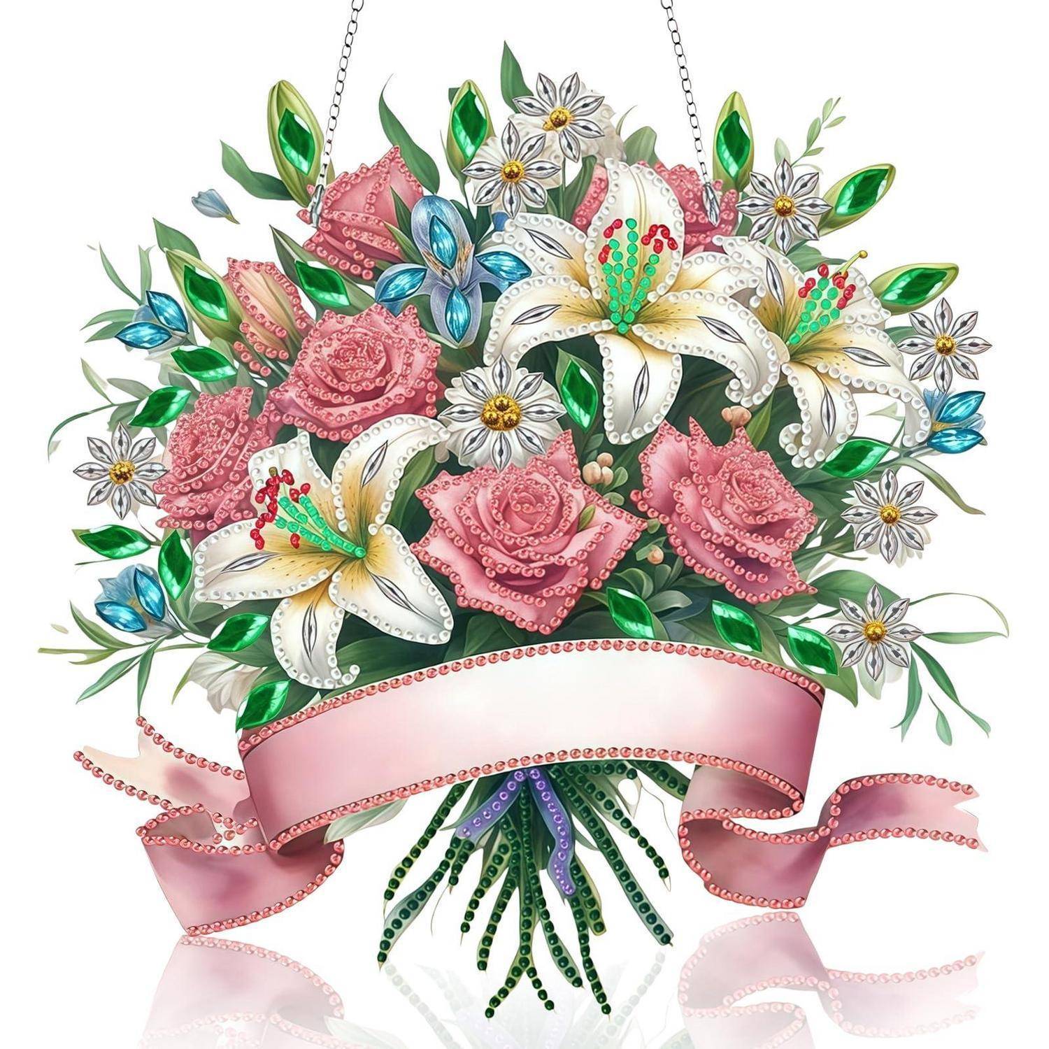 Ein dekoratives Blumenarrangement aus rosa Rosen, weißen Lilien und kleinen Gänseblümchen in einem mit rosa Schleife gebundenen hängenden Korb mit glänzenden grünen Blättern.