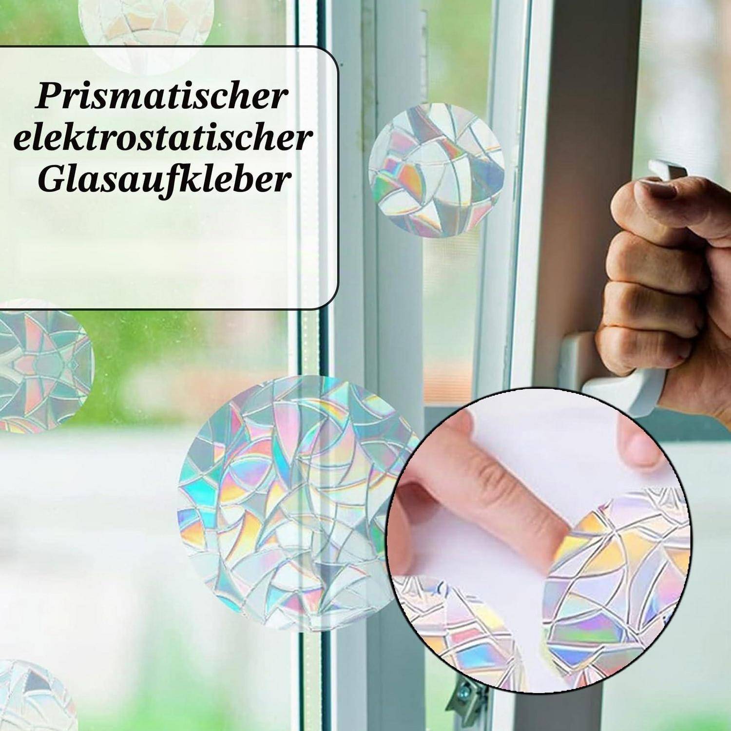 Hand bei der Anbringung eines prismatischen elektrostatischen Glasisaufklebers auf ein Fenster, dargestellt mit vergrößerter Nahaufnahme des Glättens der gemusterten Folie.