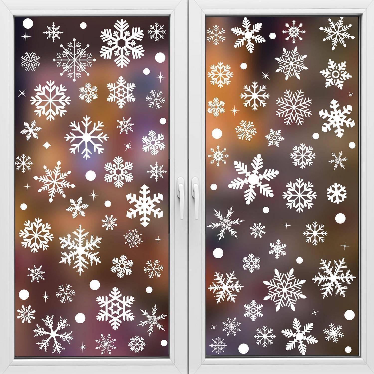 Zwei Fensterglasscheiben, die mit weißen Schneeflocken- und Punkt-Aufklebern bedeckt sind und eine winterliche Feiertagsdekoration schaffen.