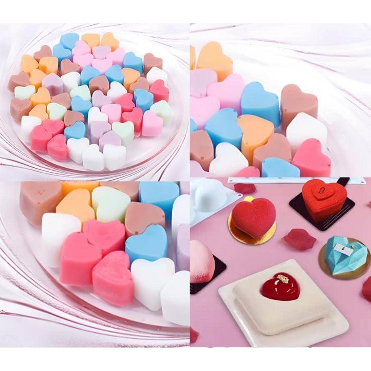 Collage von pastellfarbenen herzförmigen Bonbons oder Seifen in Glassschüsseln, mit dekorierten Herz-Desserts auf einer rosa Oberfläche.