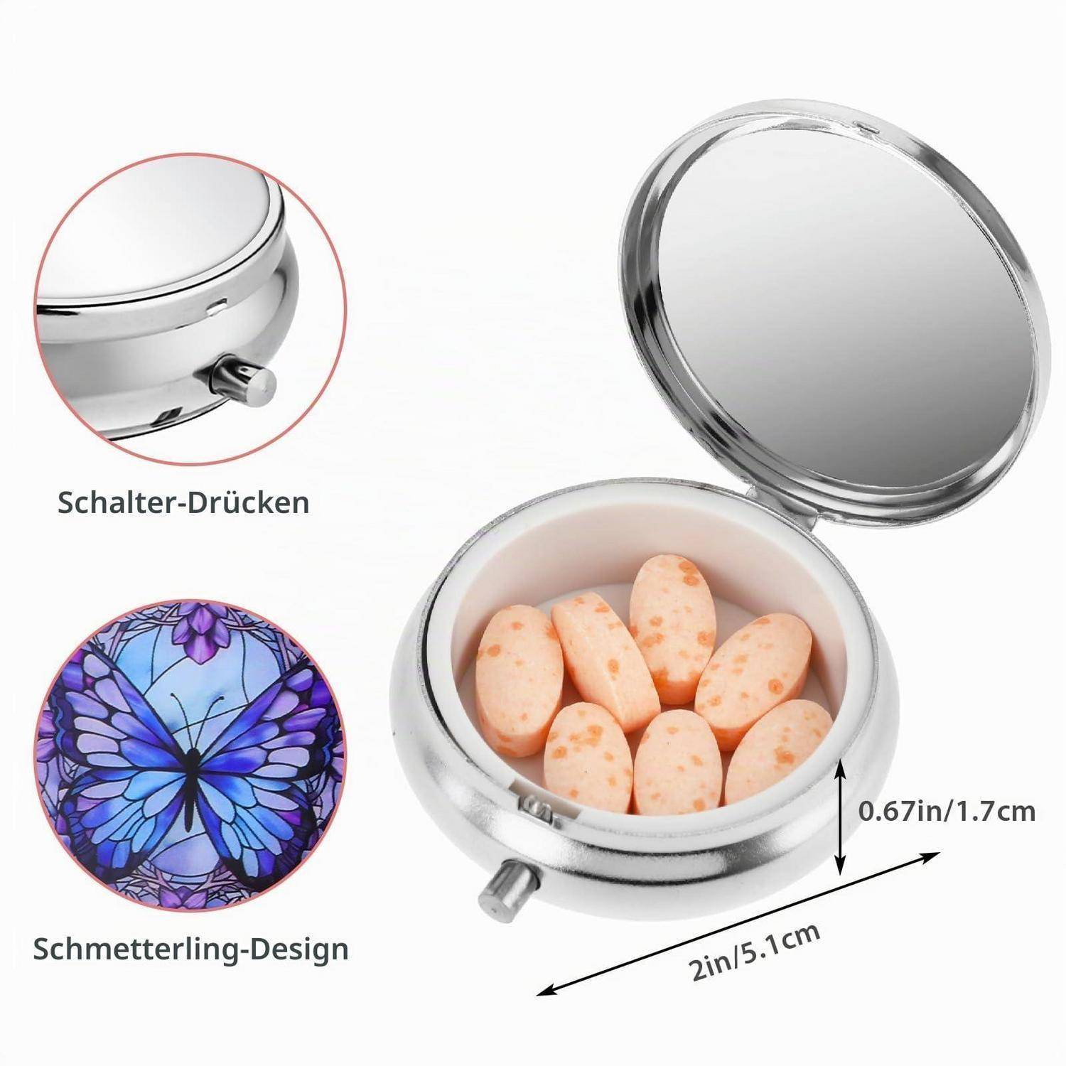 Offene Silberpillenbox mit Spiegeldecfel; eingefügte Details zeigen Druckknopfschalter, Schmetterlingsdesign und Größenangaben 2 Zoll/5,1 cm und 0,67 Zoll/1,7 cm.