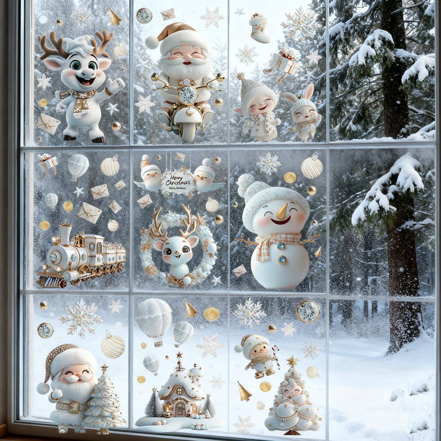 Festliche Weihnachtsschaufensterauslage mit lächelnden Rentieren, Weihnachtsmann, Schneemännern und einem Spielzeugtrain vor einer schneebedeckten Waldkulisse.