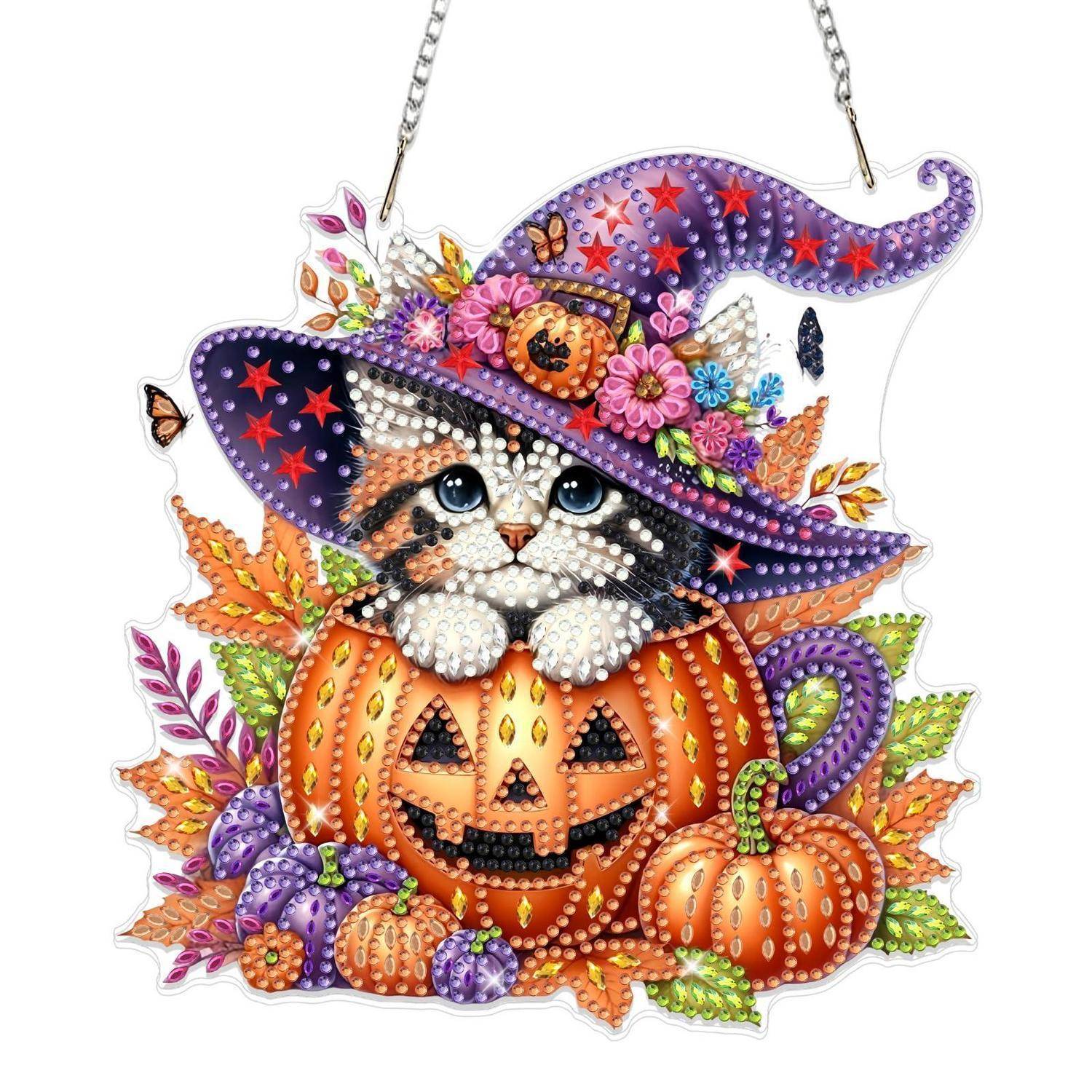 Eine Halloween-Katze, die aus einem Kürbis-Gesicht hervorlugt, trägt einen verzierten Hexenhut und ist von Kürbissen und Herbstblättern umgeben.