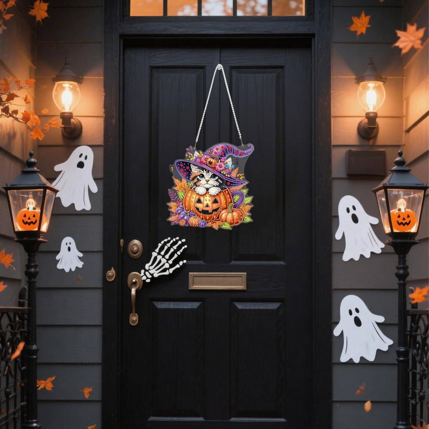 Schwarze, zu Halloween dekorierte Haustür mit Geistausschnitten, Kürbislaternen im Jack-o'-Lantern-Stil und einem bunten Hexen-Kürbis-Schild, das in der Mitte hängt.