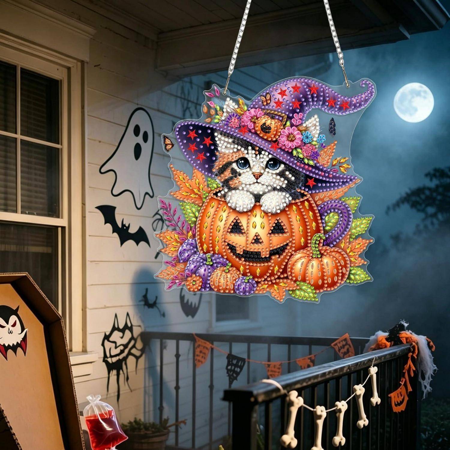 Halloween-Porchdekorationszene mit einer schwarzen Katze in einem Hexenhut, die in einem Jack-o'-Lantern sitzt, umgeben von gruseligen Dekorationen und einer mondhellen Nachtszene.