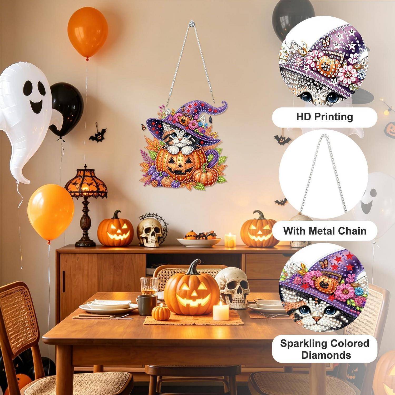 Speisezimmer zu Halloween mit Geist- und Kürbisballons, Jack-O'-Lantern-Dekoration und einem hängenden Wandschild mit Katze und Kürbis in einem Hexenhut.