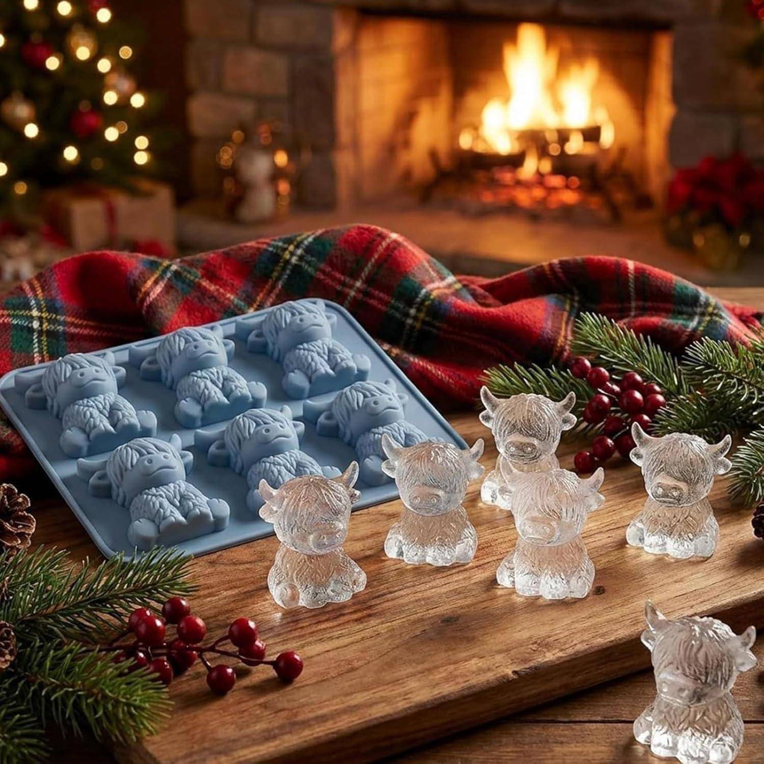 Klare hundeförmige Eisformen mit passenden klaren Hundefiguren auf einem Holzbrett neben einem gemütlichen Kamin, mit einer festlichen Karomusterbdecke und Kieferndekorationen.