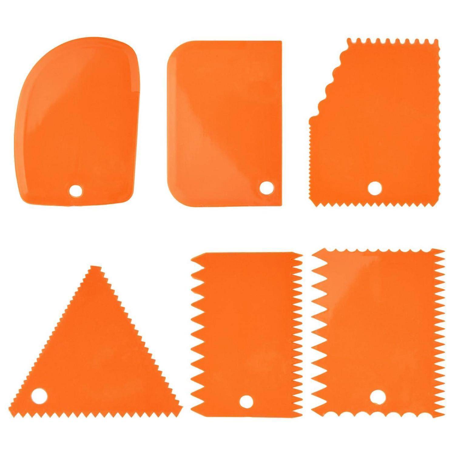 Fünf orange kunststoff Kratzer-/Spatelwerkzeuge in verschiedenen Formen und Kantenstilen, jedes mit einem kleinen Aufhängeloch, auf weißem Hintergrund angeordnet.