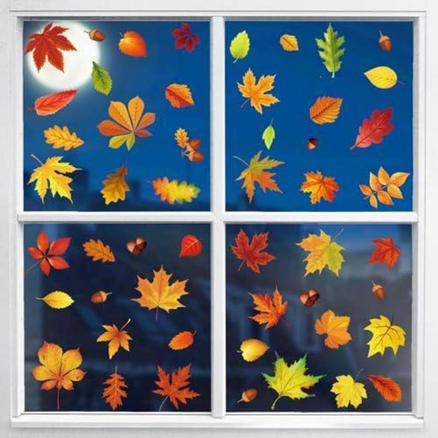 Fenster mit farbenfrohen Herbstblättern dekoriert, die in vier Feldern vor einem blauen Hintergrund angeordnet sind.