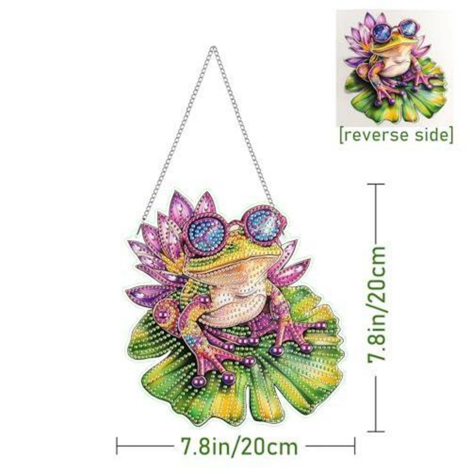 Farbenfroher Frosch-Hängeschmuck an einer Kette, Vorder- und Rückseite gezeigt, mit den Abmessungen 7,8 Zoll/20 cm breit und 7,8 Zoll/20 cm hoch.