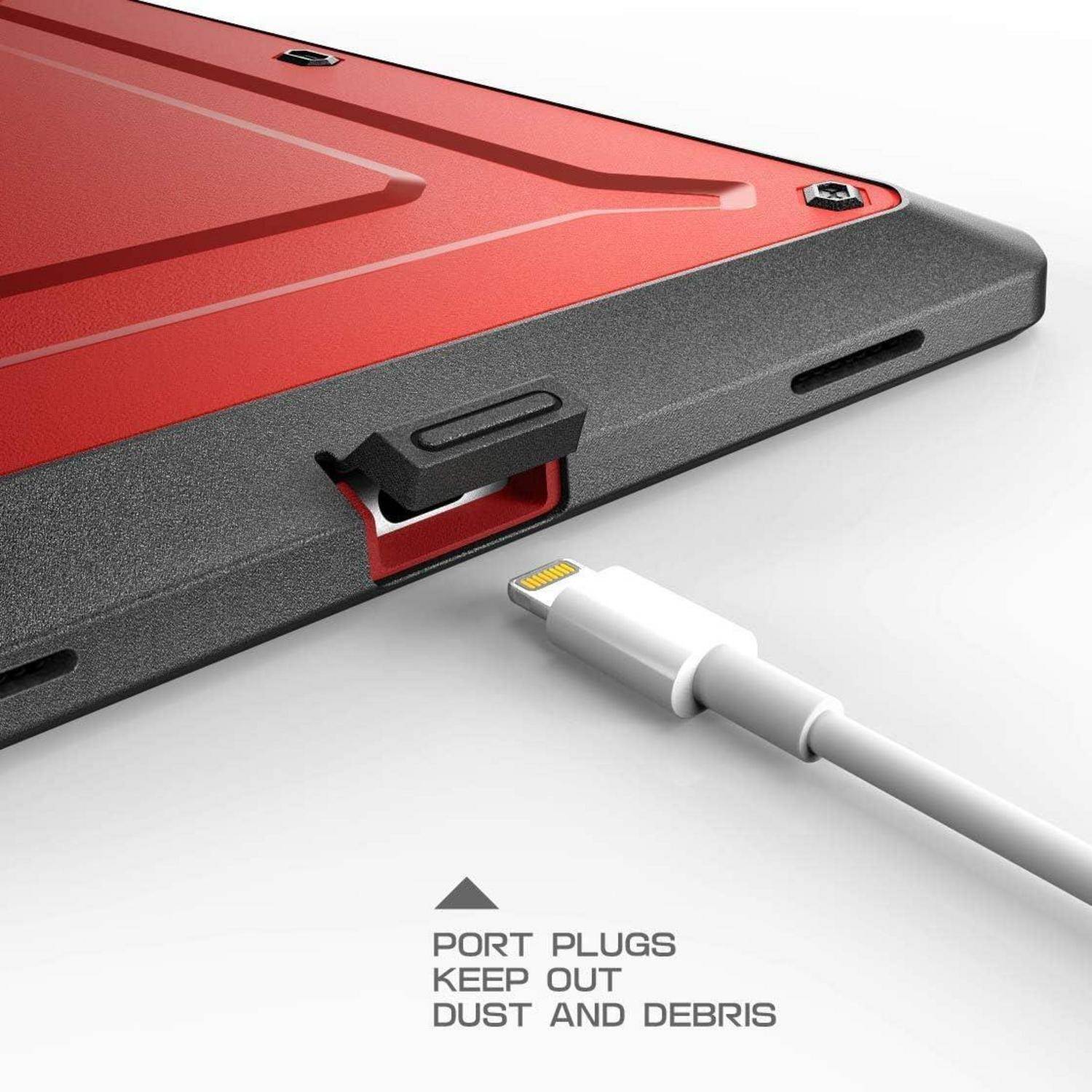 Nahaufnahme einer rot-schwarzen Gerätehülle mit abgedecktem Ladeanschluss und einem Lightning-Kabel in der Nähe; der Text sagt „PORT PLUGS KEEP OUT DUST AND DEBRIS" (Anschlussabdeckungen halten Staub und Verschmutzungen fern).