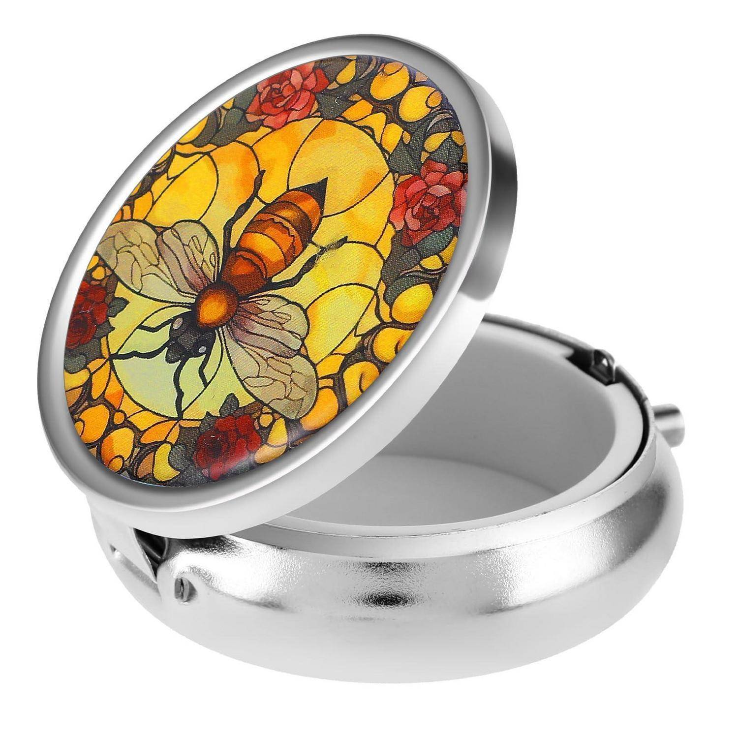 Runde silberne Kompaktdose mit einem farbenfrohen, Bleiglasfenster-Stil Bienen- und Blumendesign auf dem Deckel.