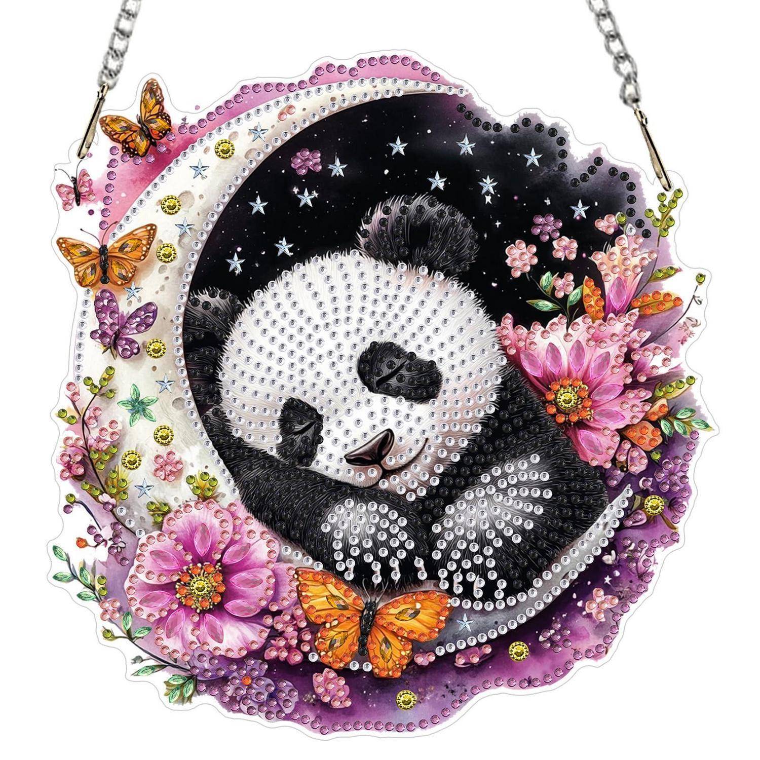 Dekorativer Panda-Anhänger mit Strass-Steinen, umgeben von rosa Blüten und Schmetterlingen an einer Kettenhalskette.