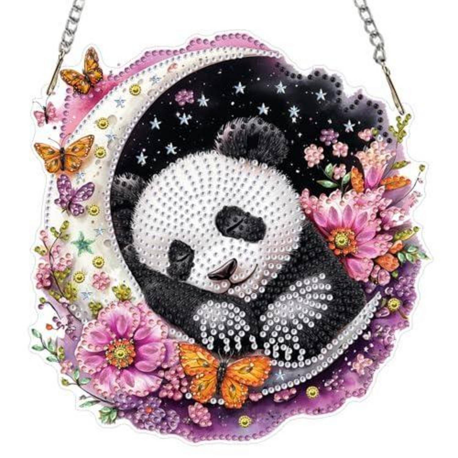 Dekoratives Panda-Anhänger mit einem schlafenden Panda, umgeben von Blumen, Schmetterlingen und sternenklarem schwarzem Hintergrund, hängend an einer Kette.