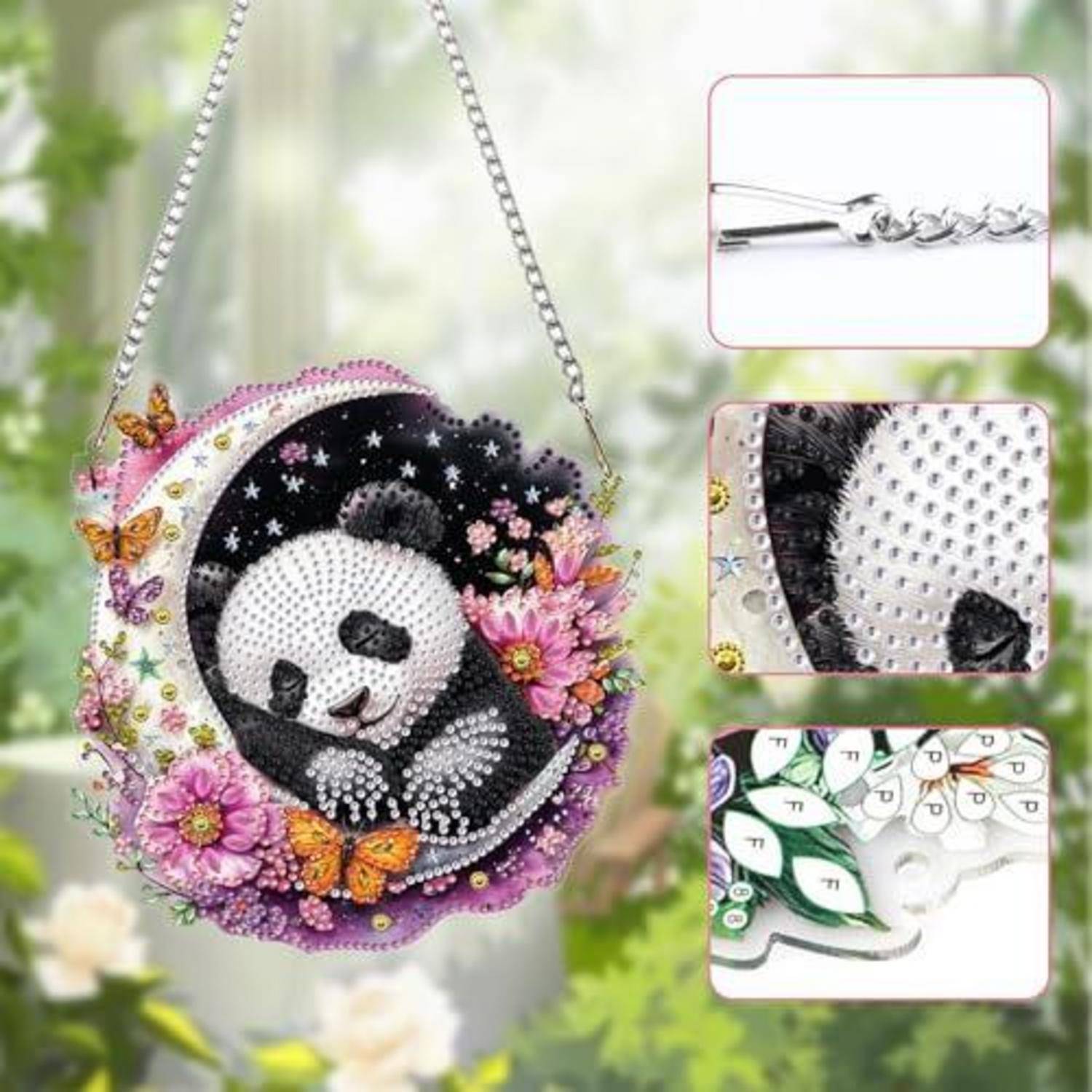 Perlenbesetzter Handtaschen-Pandabär an einer Kette, verziert mit Blumen und Schmetterlingen, mit eingefügten Nahaufnahmen, die die Schließe und die Perlenarbeit-Details zeigen.