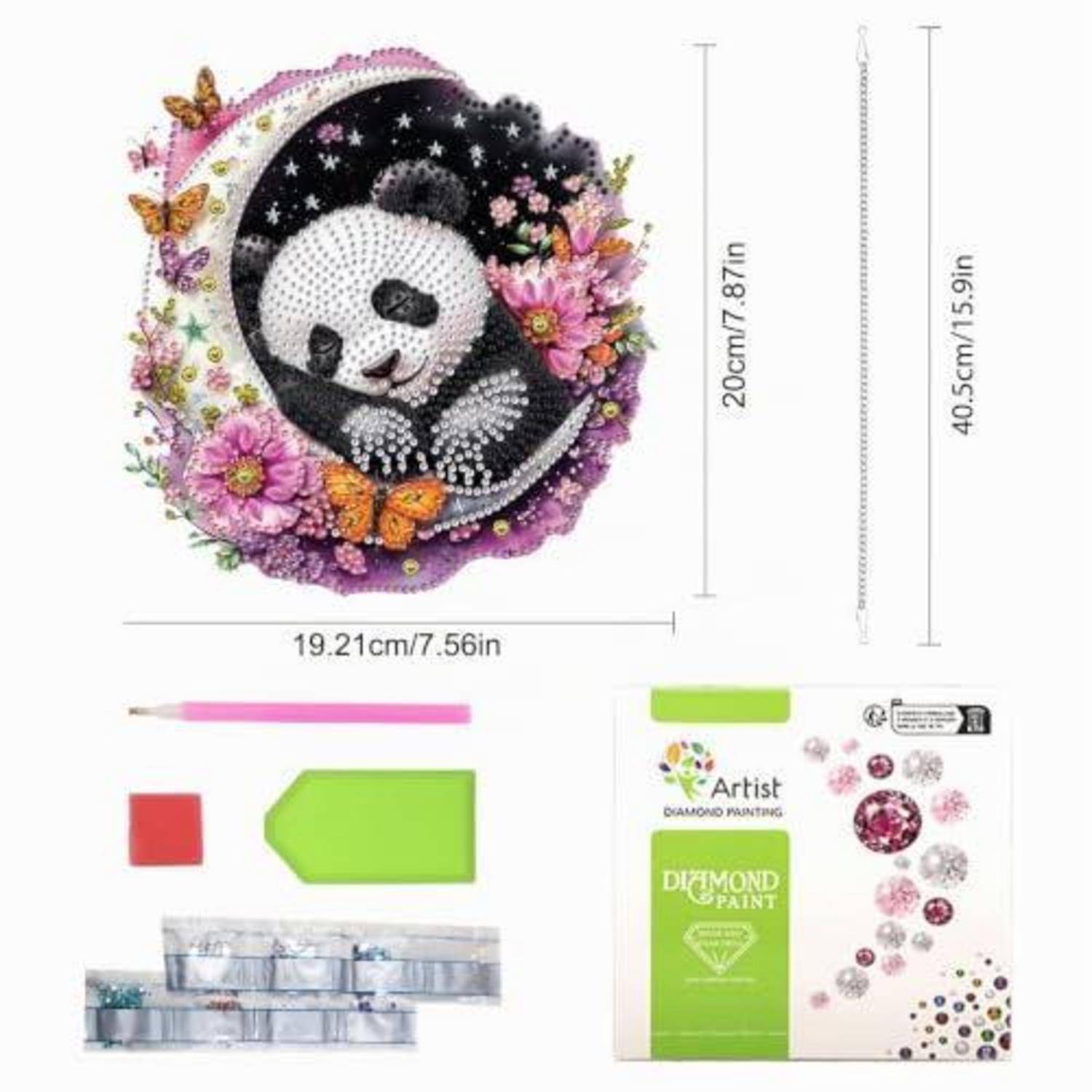 Diamond-Painting-Set mit einem Panda in Blüten und Schmetterlingen, mit einer Leinwandgröße von 19,21 cm x 20 cm und einer Aufhängelänge von 40,5 cm, plus enthaltene Werkzeuge und Perlen.