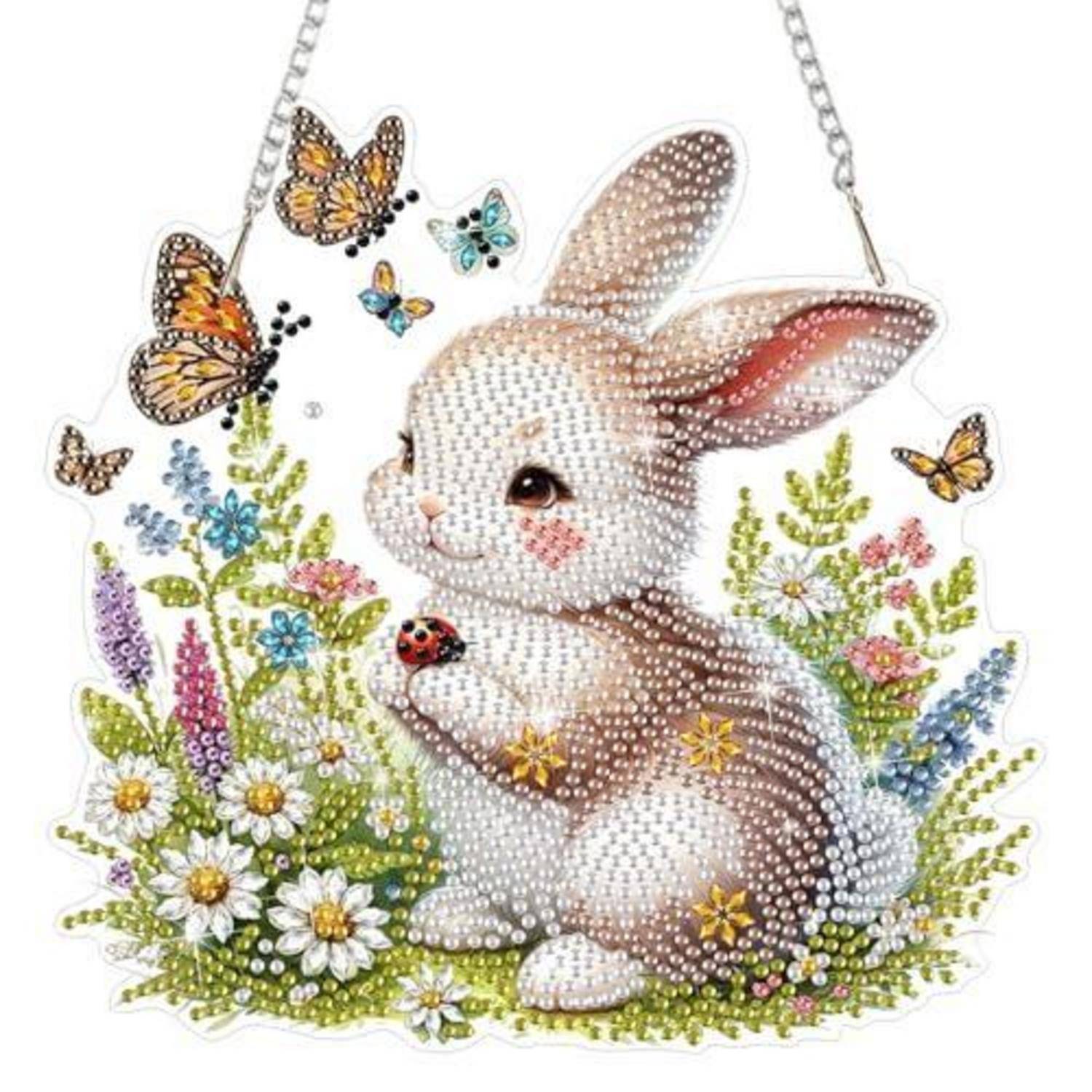 Ein perlenstickerei-häschen sitzt zwischen wildblumen und schmetterlingen, mit hängenden ketten oben, wie ein dekoratives diamantmalerei-ornament.