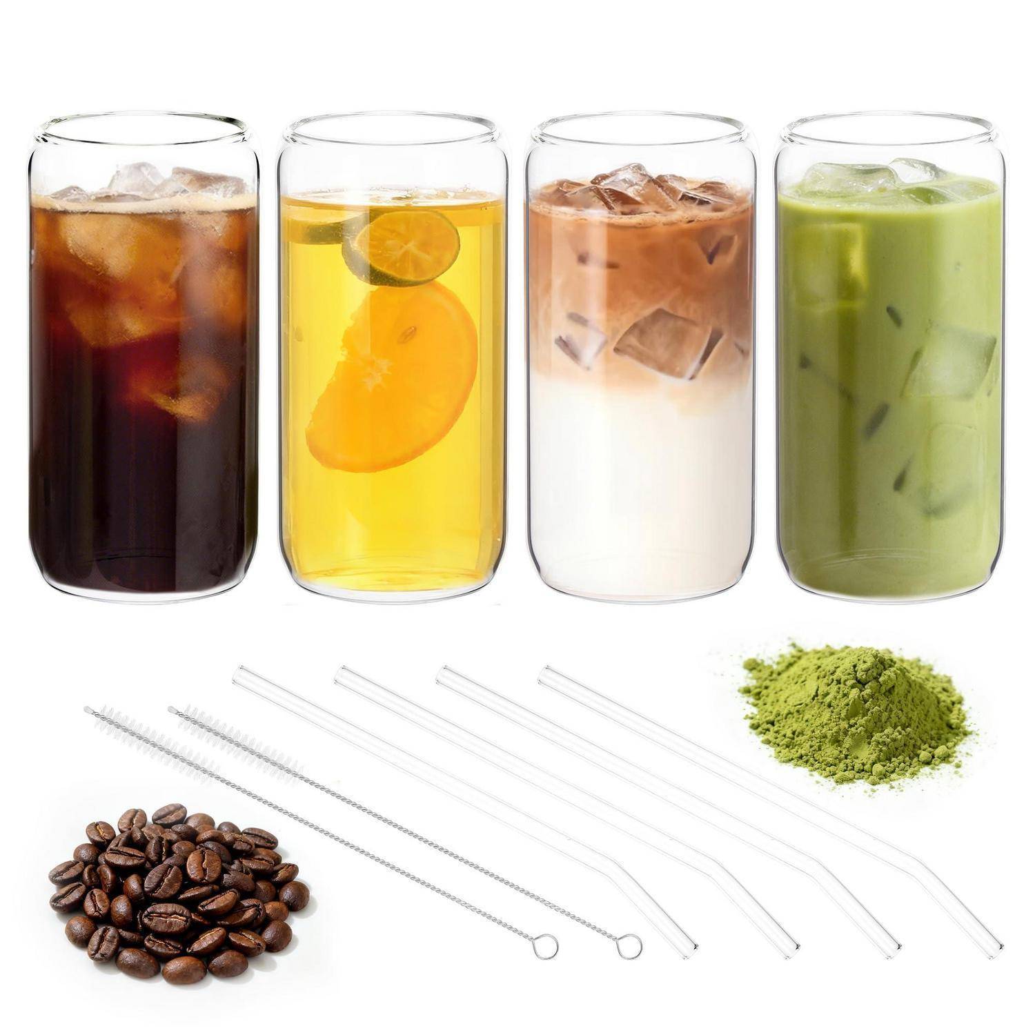 Vier eisgekühlte Getränke in Glastumblern – schwarzer Kaffee, Zitronentee, Milchtee und Matcha – dargestellt mit wiederverwendbaren Metallhalmen, Kaffeebohnen und Matcha-Pulver.