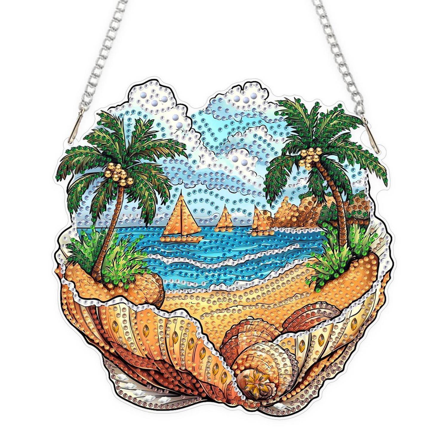 Muschelförmiger Hängeschmuck mit Strandszene: Palmen, Segelboote, Ozean und sandiger Strand auf einer funkelnden dekorativen Muschel.