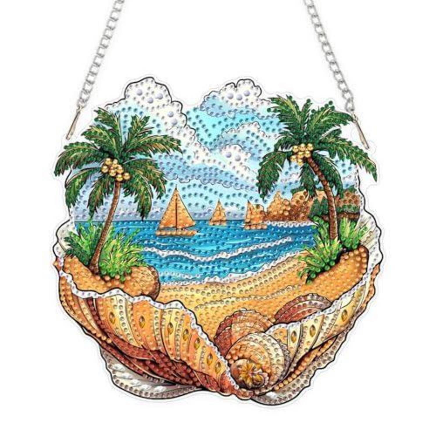 Muschelförmige tropische Strandwandkunst mit Palmen, Segelbooten, blauem Ozean und sandiger Küstenlinie, die an einer Kette hängt.