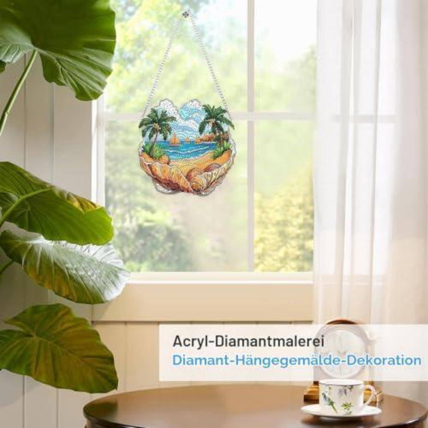 Hängendes Diamantmalerei-Fensterdekor mit einer tropischen Strandszene neben einem hellen Fenster; die Beschriftung lautet „Acryl-Diamantmalerei" und „Diamant-Hängemälde-Dekoration"".