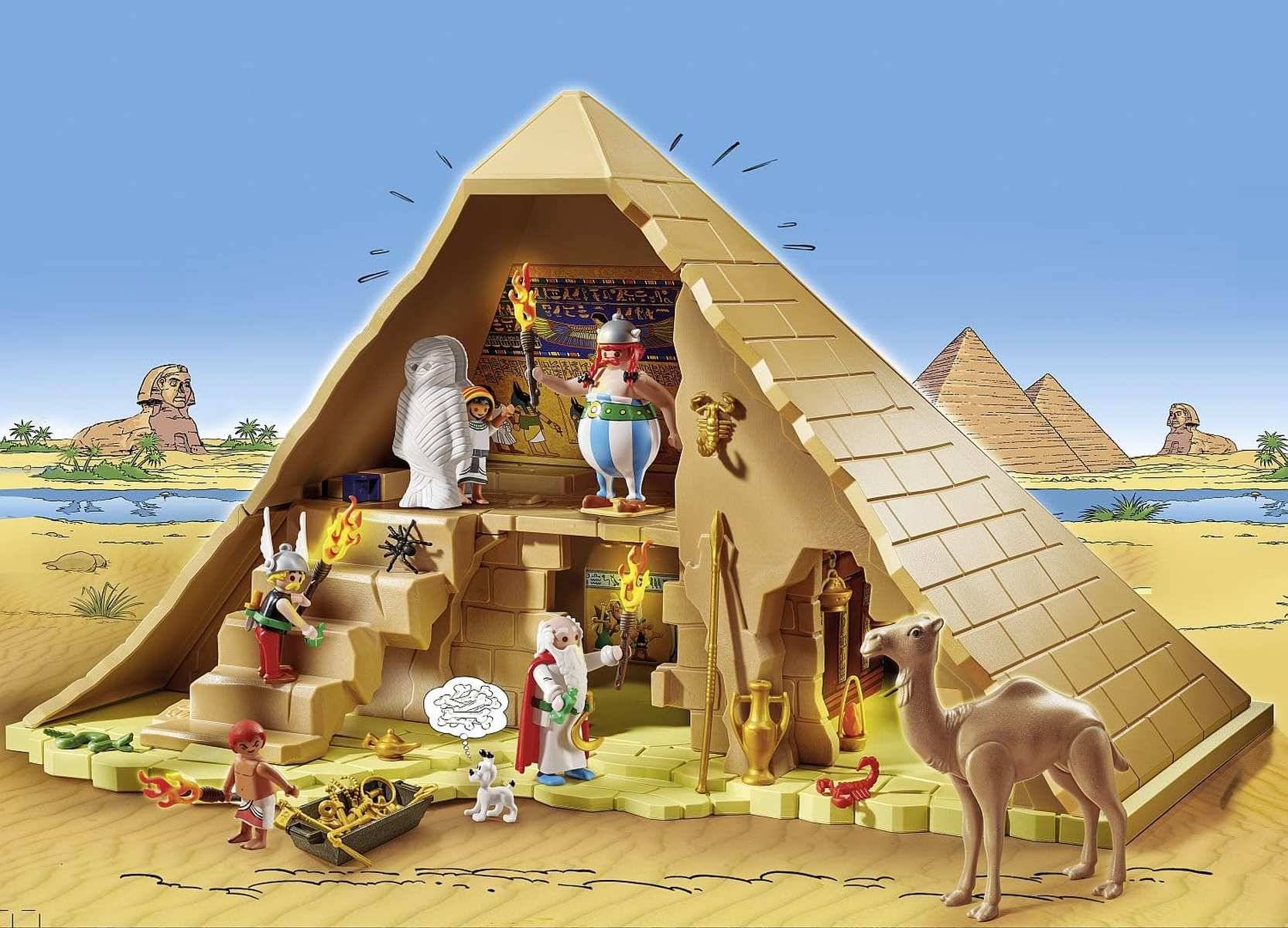 Spielzeugstil-Ägyptische Pyramiden-Querschnitt-Diorama mit Miniaturfiguren, Statuen und Artefakten im Inneren, eingebettet in eine Wüstenlandschaft mit der Sphinx und kleineren Pyramiden im Hintergrund.