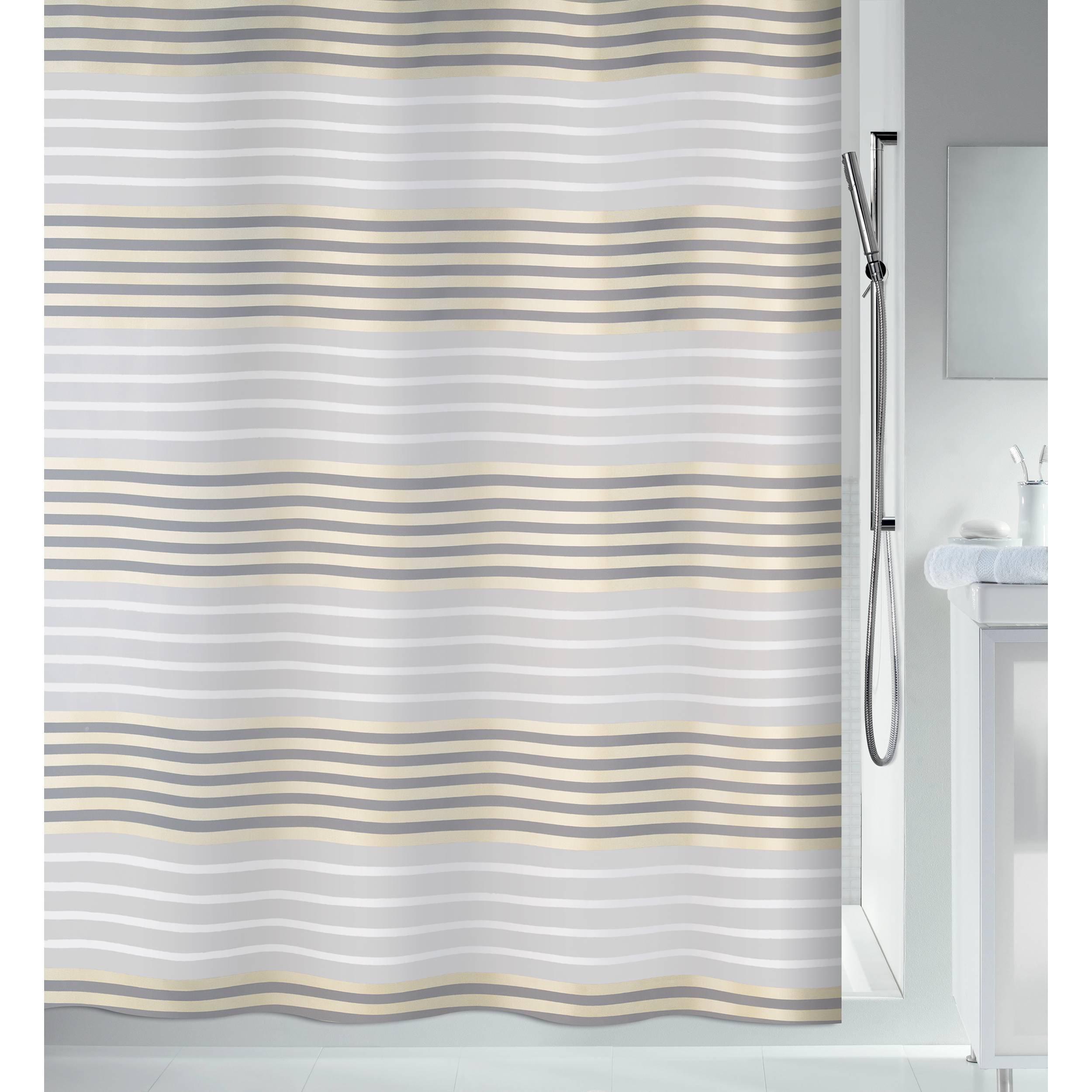 Nahaufnahme eines grauen Duschvorhangs mit wellenförmigen beige- und weißen horizontalen Streifen in einem modernen Badezimmer.