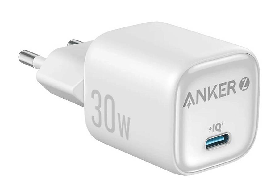 Weißes Anker 30W-Wandladegerät mit europäischem Stecker und USB-C-Anschluss auf einfachem Hintergrund.
