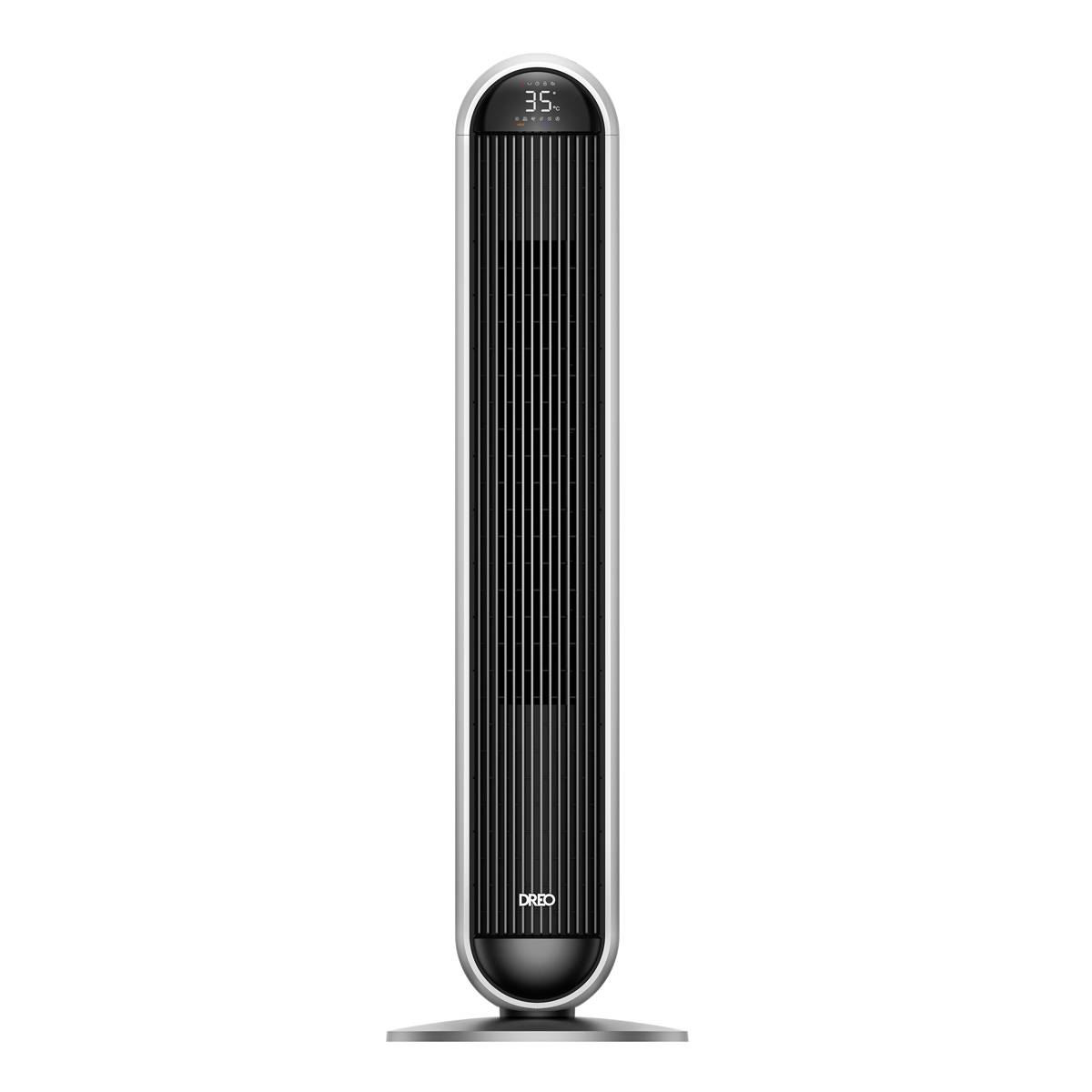 Ein schlanker schwarzer Turmventilator mit digitaler Temperaturanzeige und abgerundeter silberner Basis auf weißem Hintergrund.
