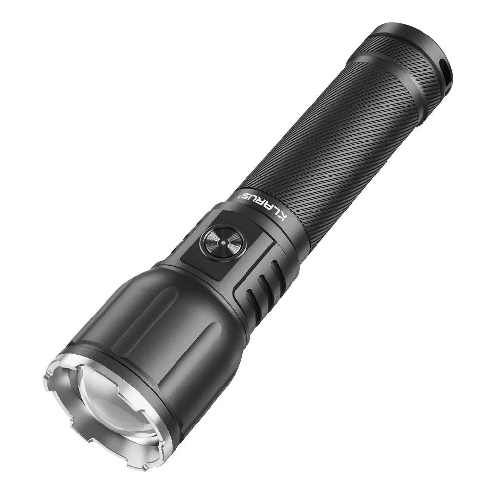 Schwarze tragbare Taschenlampe mit strukturiertem Griff und seitlicher Ein-/Ausschalter, angewinkelt auf weißem Hintergrund dargestellt.