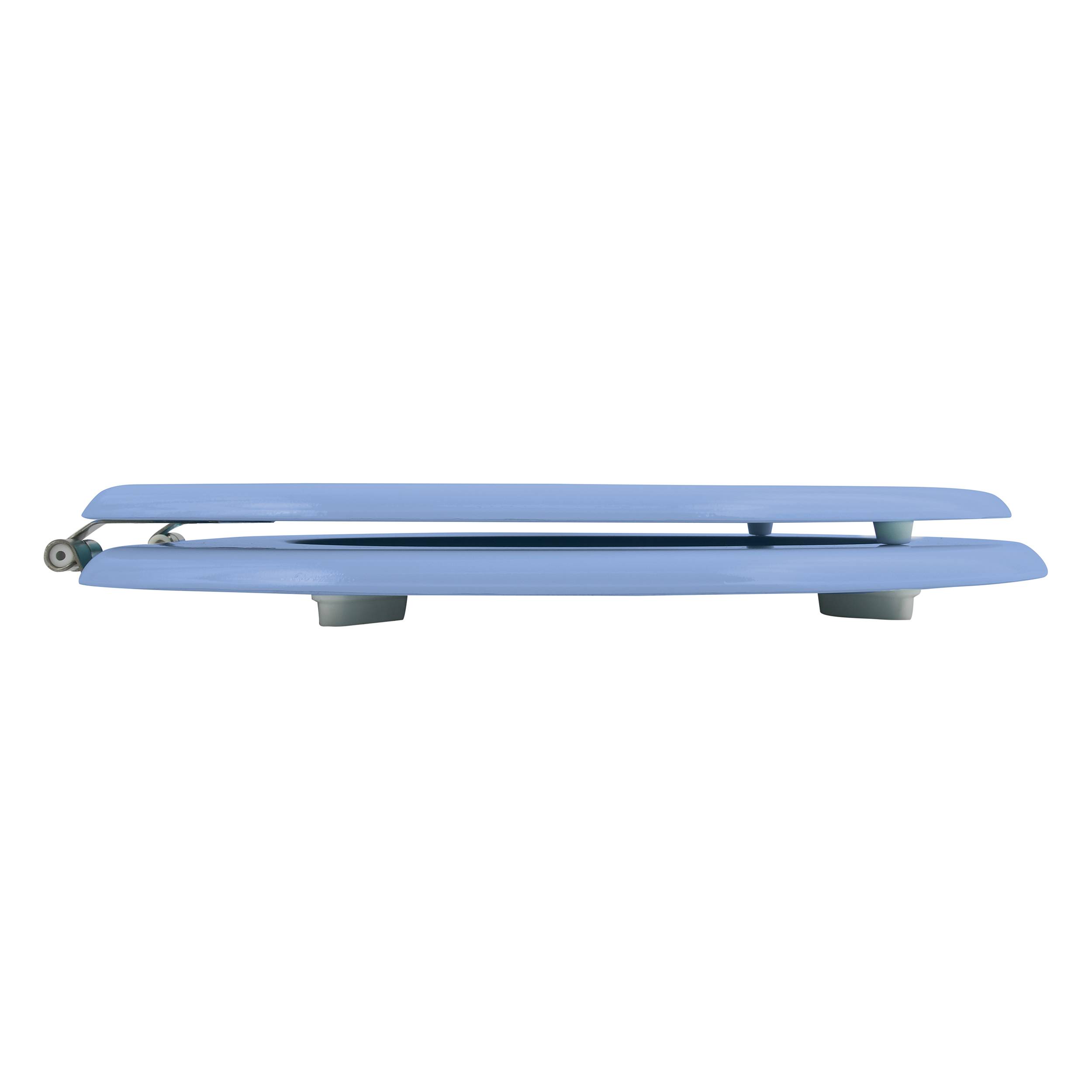 Blaues Skateboard von der Seite auf weißem Hintergrund, das das Deck, die Rollen und die Achsen zeigt.