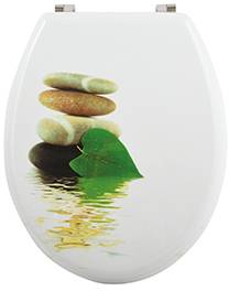 Toilettensitz mit Spa-inspiriertem Design aus gestapelten Kieselsteinen, grünen Blättern und Wasserreflexion.