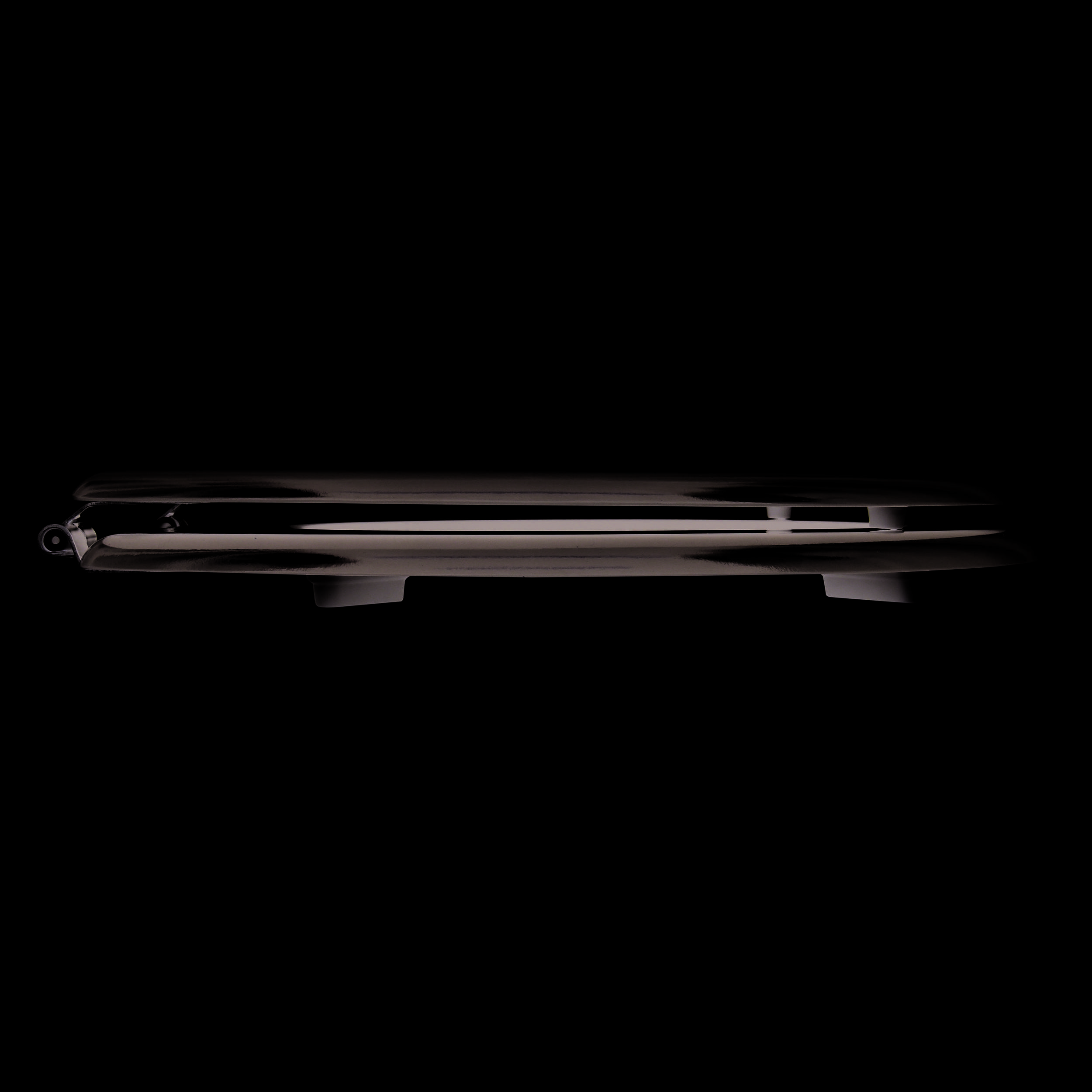Seitenansicht eines zusammengeklappten schwarzen Laptop- oder Tablet-Ständers mit verstellbarer Gelenkstütze auf weißem Hintergrund.