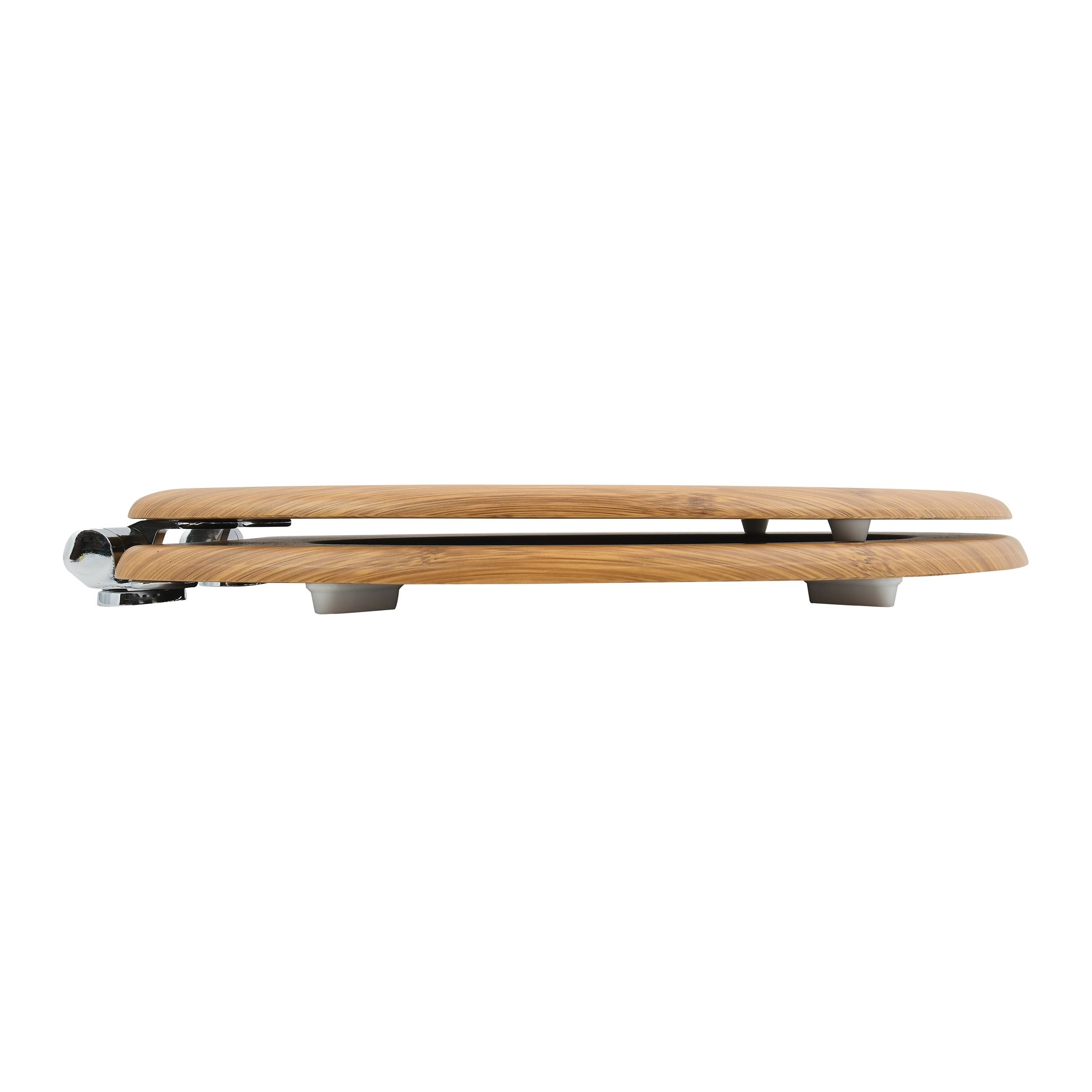 Seitenansicht eines Skateboard-Decks aus Holzlamellen mit silbernen Achsen und weißen Rollen auf weißem Hintergrund.