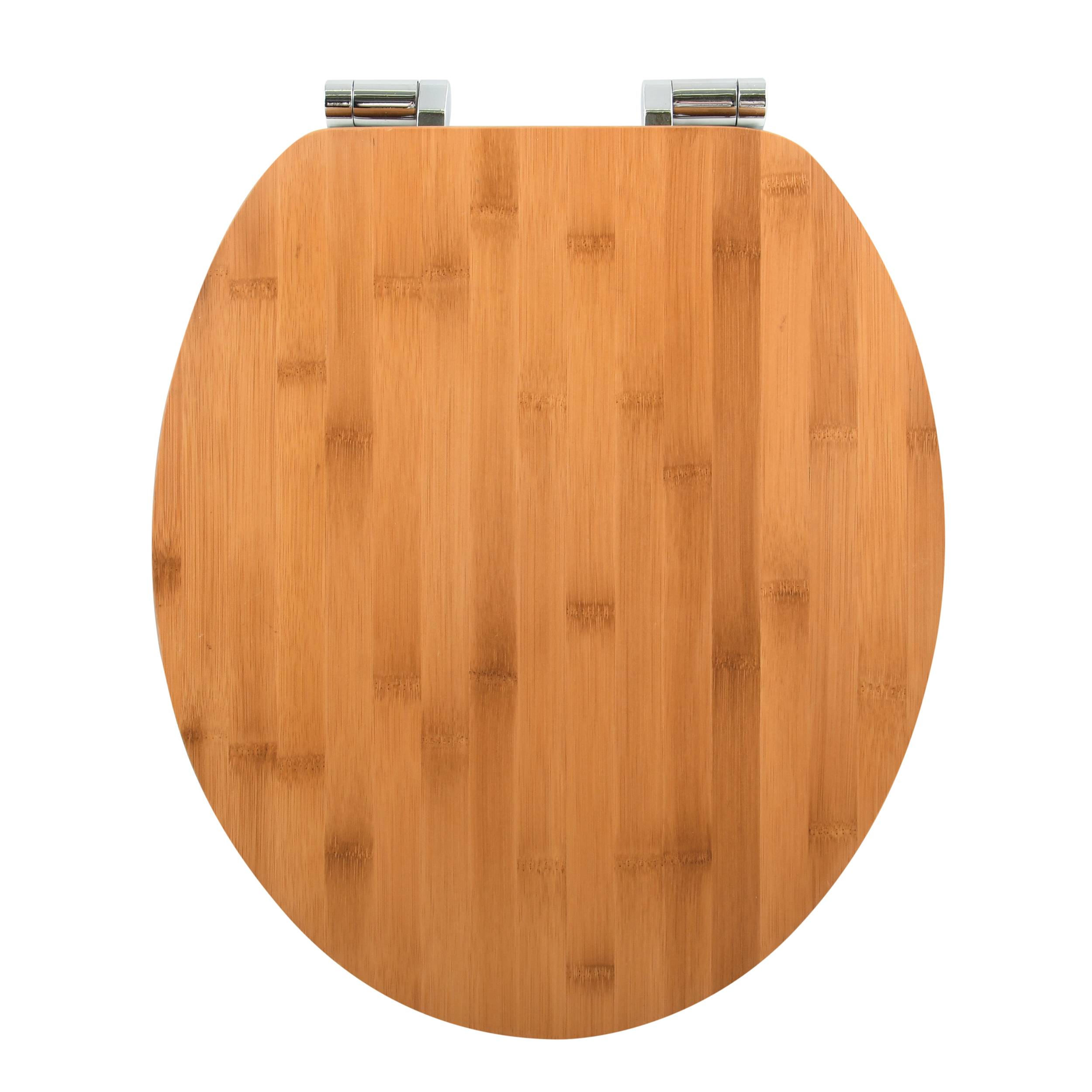 Holztoilettensitz mit Metallscharnieren, geschlossen vor einem einfachen weißen Hintergrund gezeigt.
