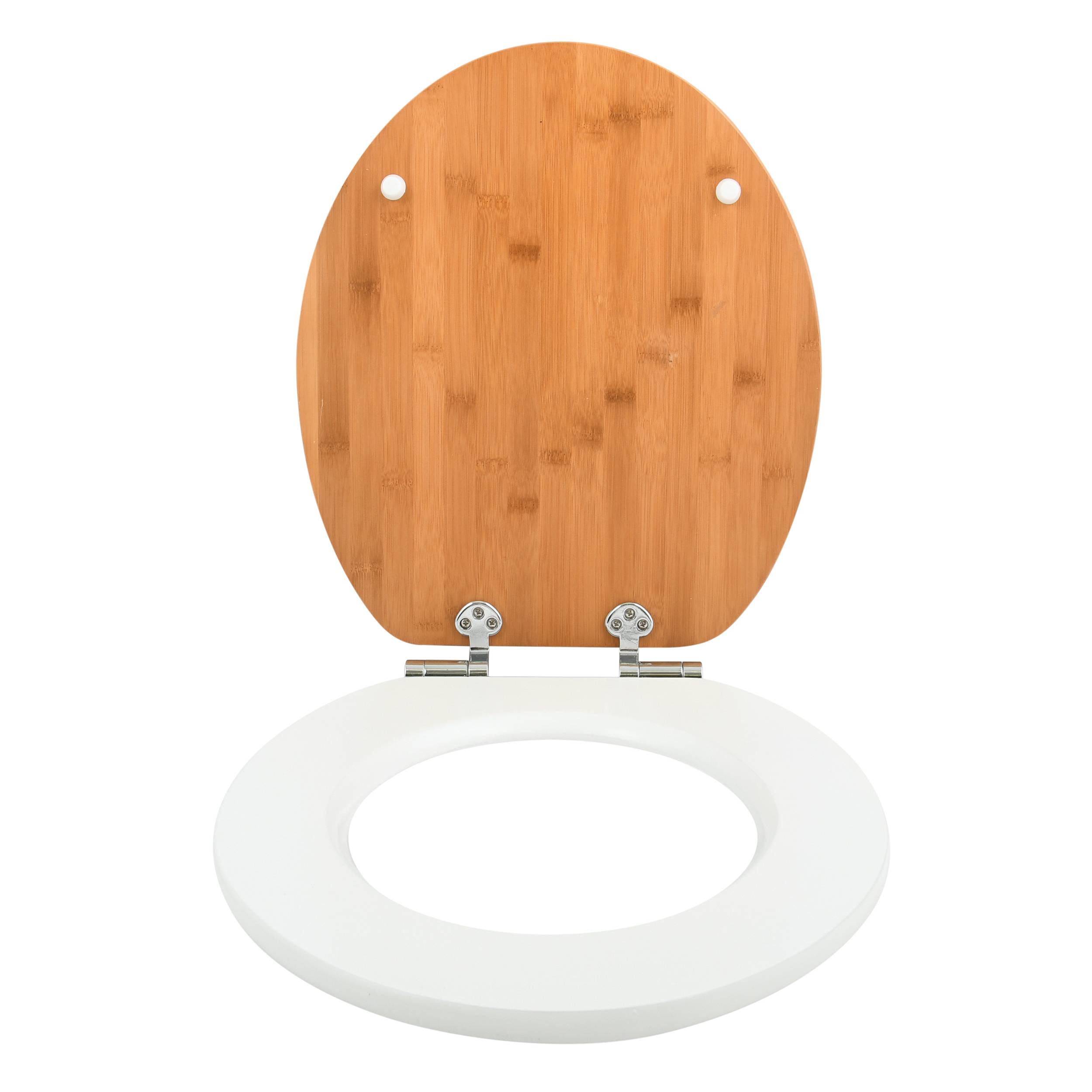 Weiße Toilettensitz mit angehobenem Bambusdeckel, offen auf einfachem Hintergrund gezeigt.