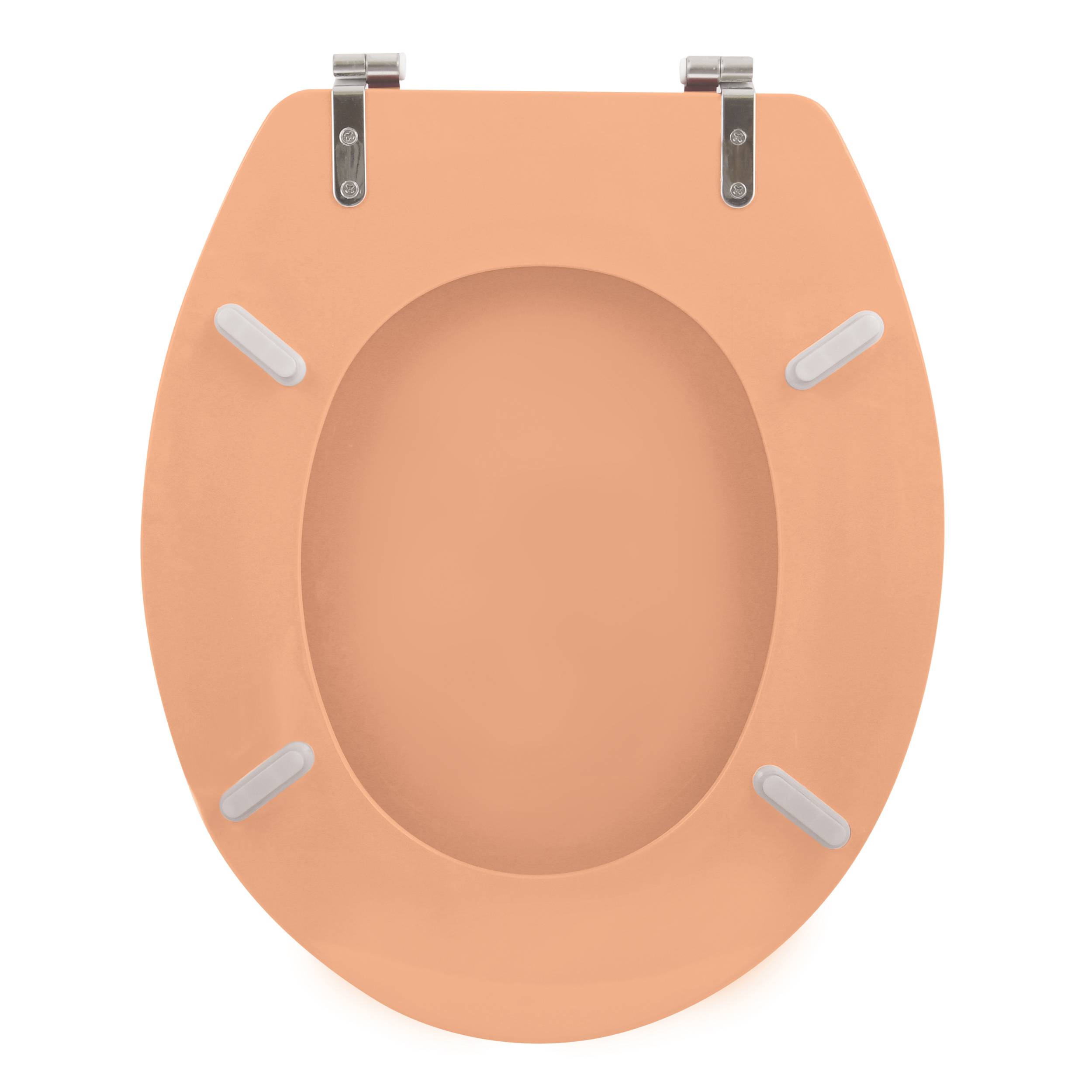 Pfirsichfarbener Toilettensitz mit Deckel und Metallscharnieren, von oben auf weißem Hintergrund betrachtet.